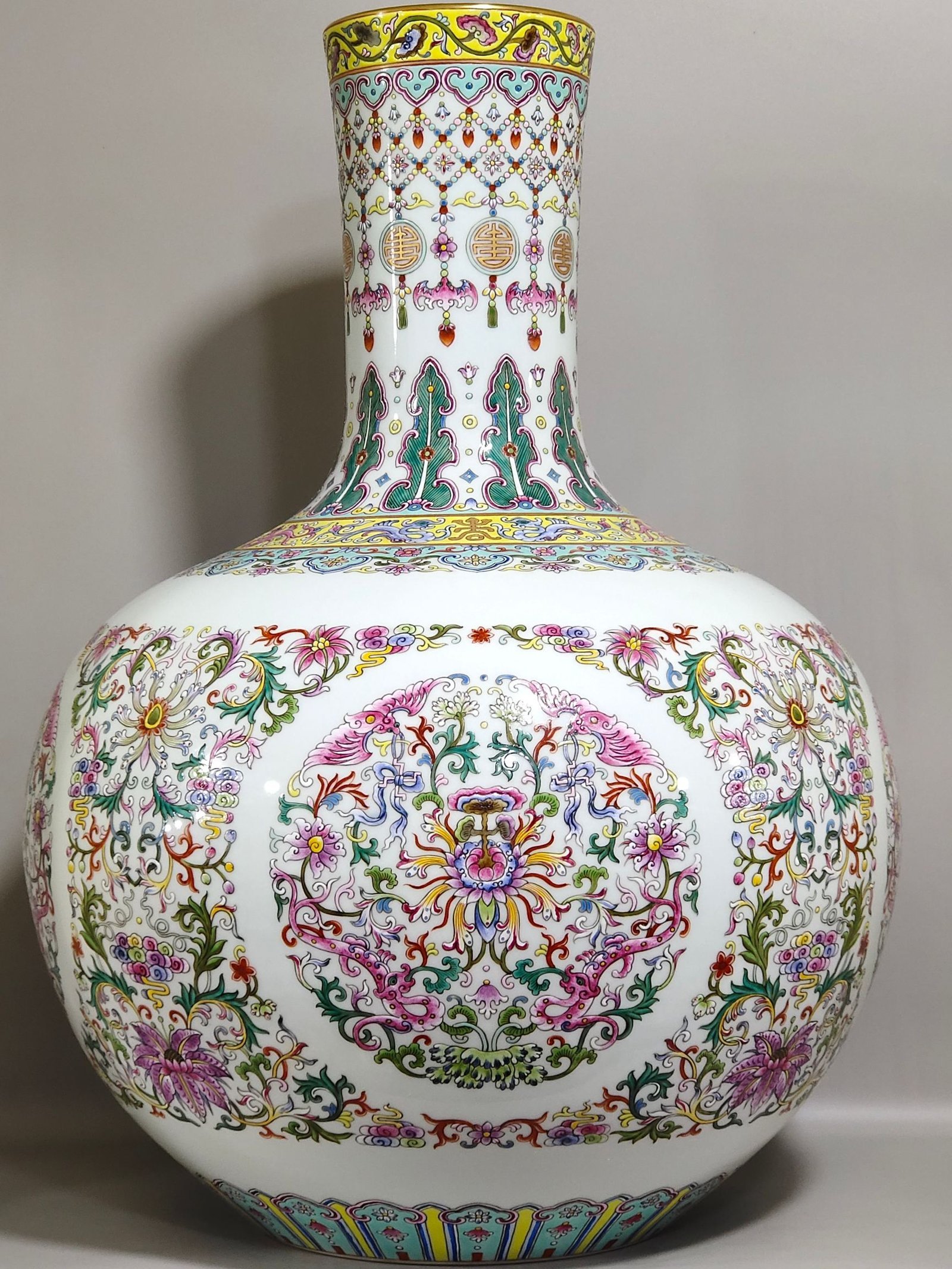 Qing Dynasty Qianlong blessing and longevity vase with dragons and phoenixes in the sky