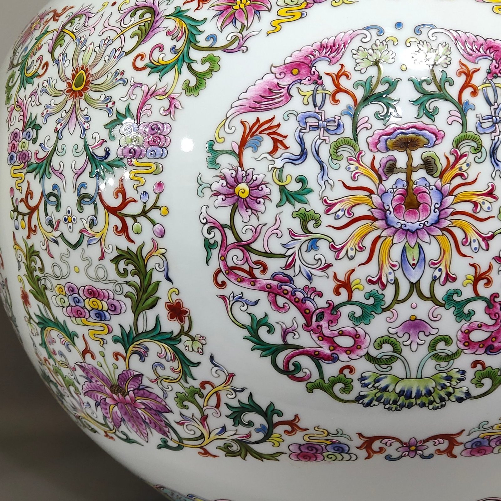 Qing Dynasty Qianlong blessing and longevity vase with dragons and phoenixes in the sky