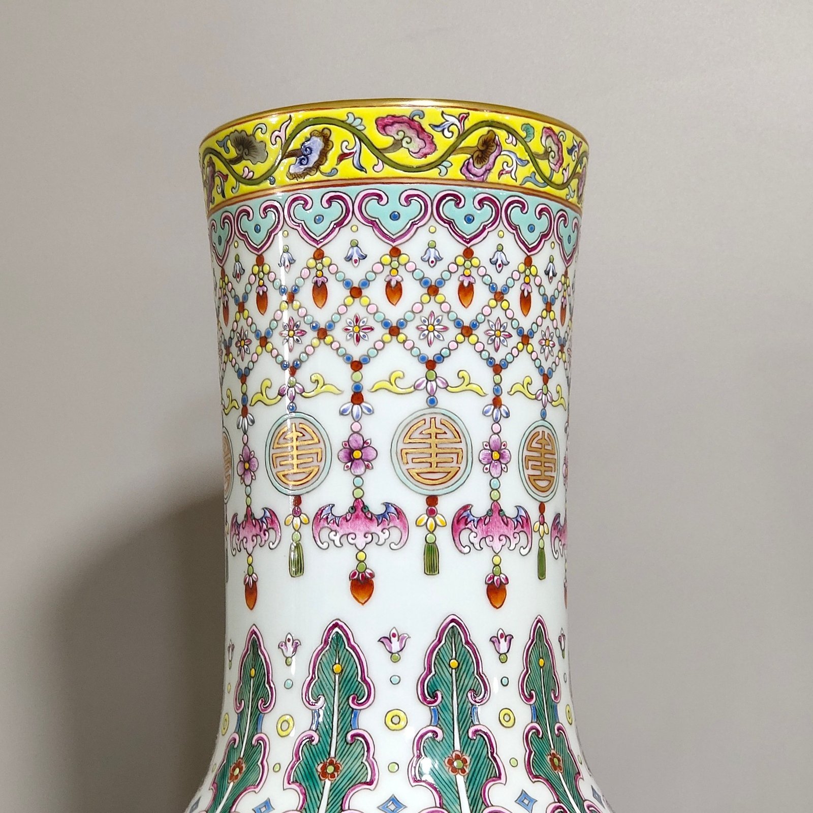 Qing Dynasty Qianlong blessing and longevity vase with dragons and phoenixes in the sky