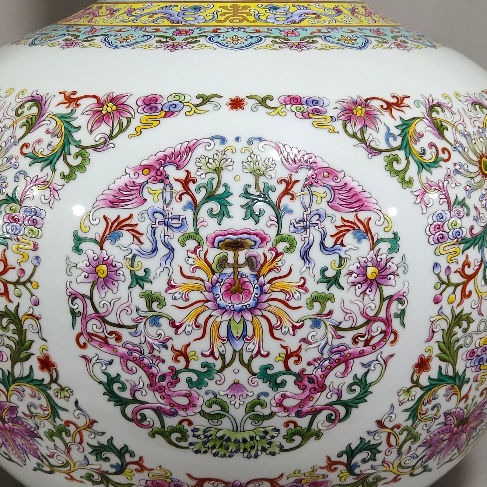 Qing Dynasty Qianlong blessing and longevity vase with dragons and phoenixes in the sky