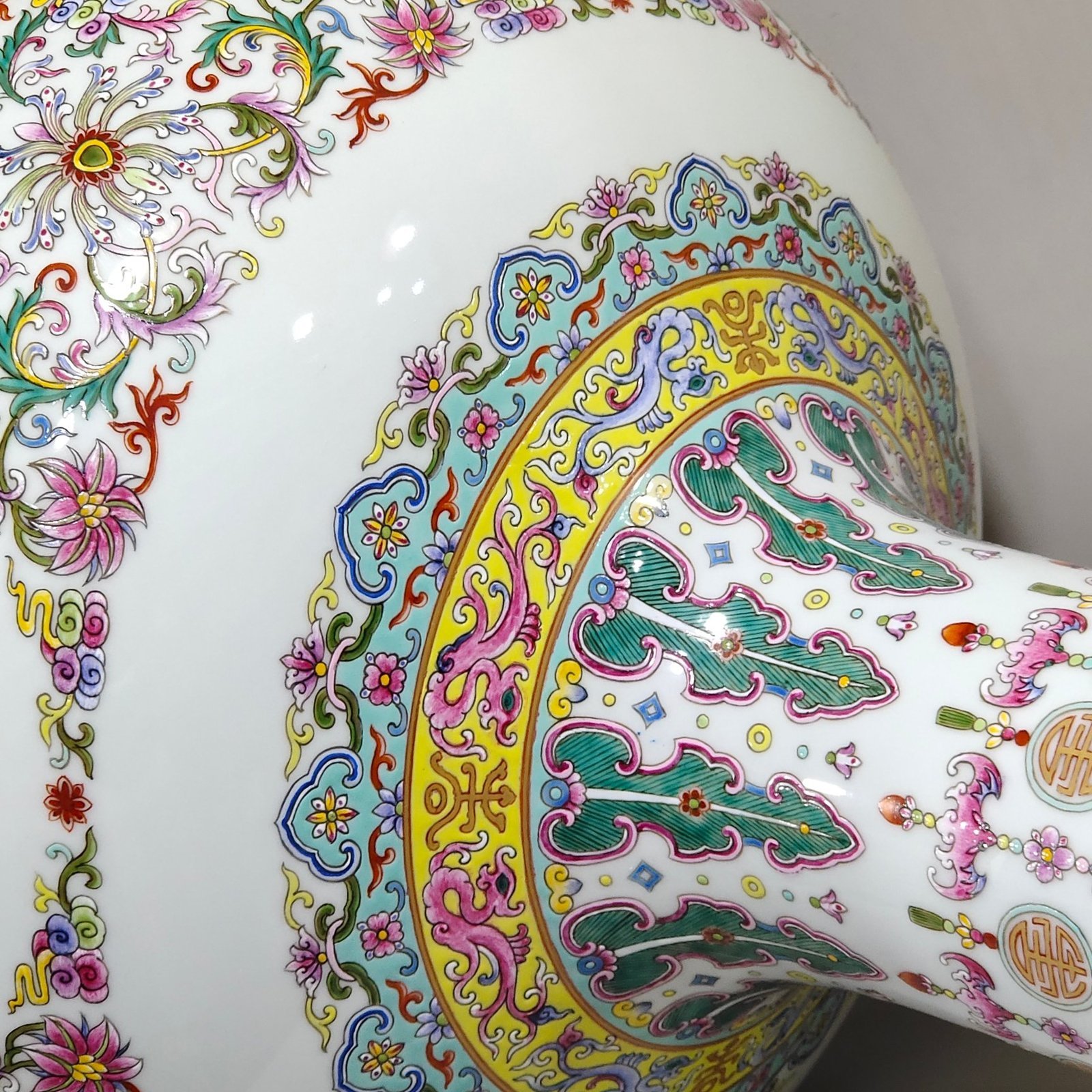 Qing Dynasty Qianlong blessing and longevity vase with dragons and phoenixes in the sky