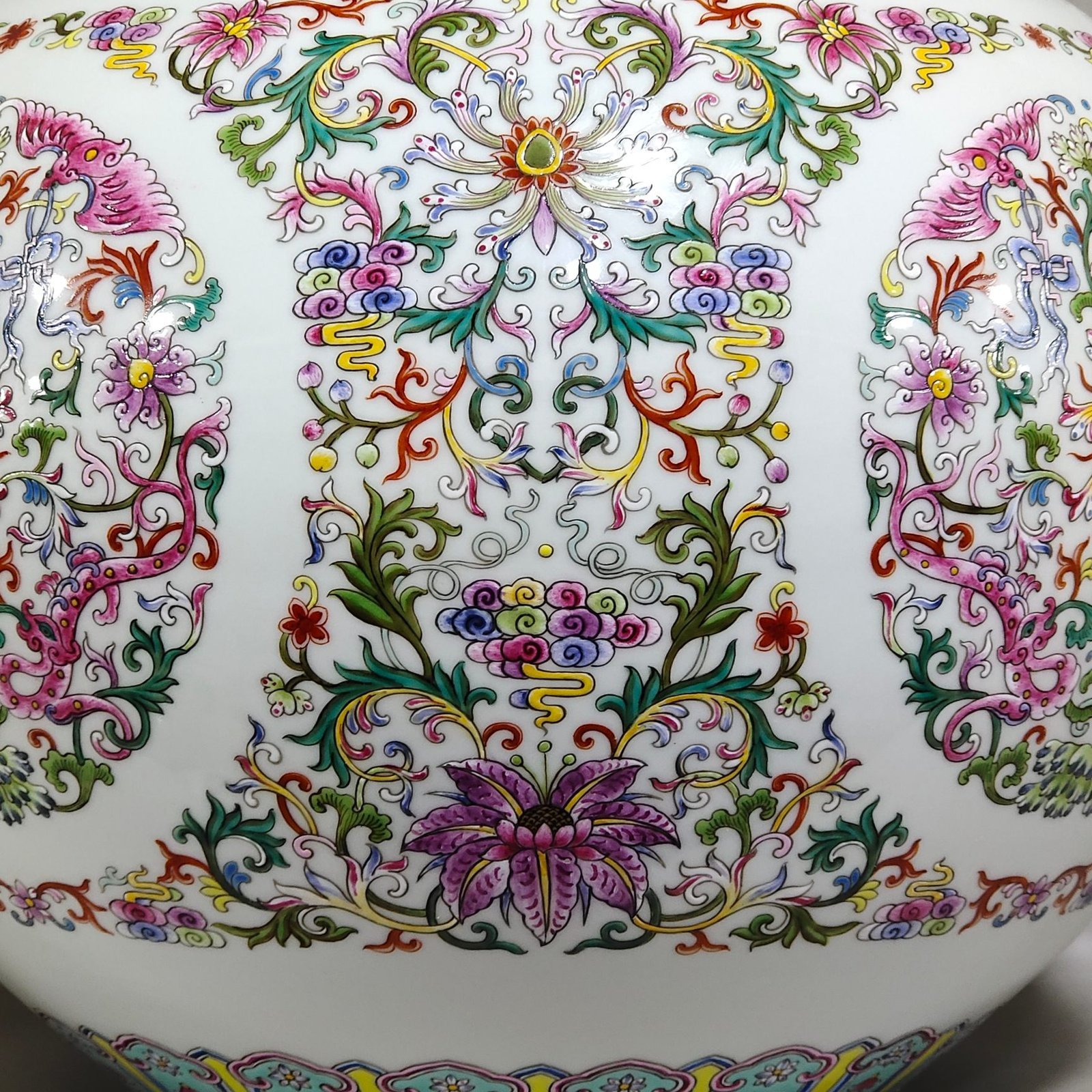 Qing Dynasty Qianlong blessing and longevity vase with dragons and phoenixes in the sky