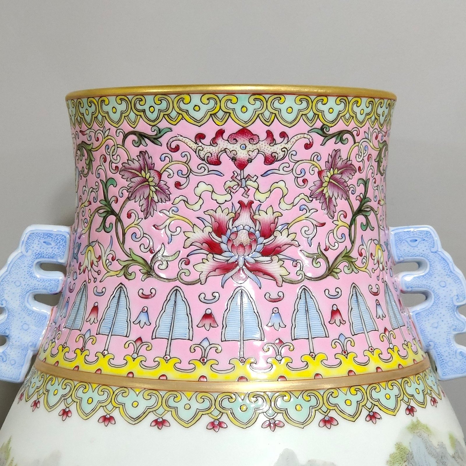 Qing Dynasty Qianlong Fendi landscape attic double-eared statue