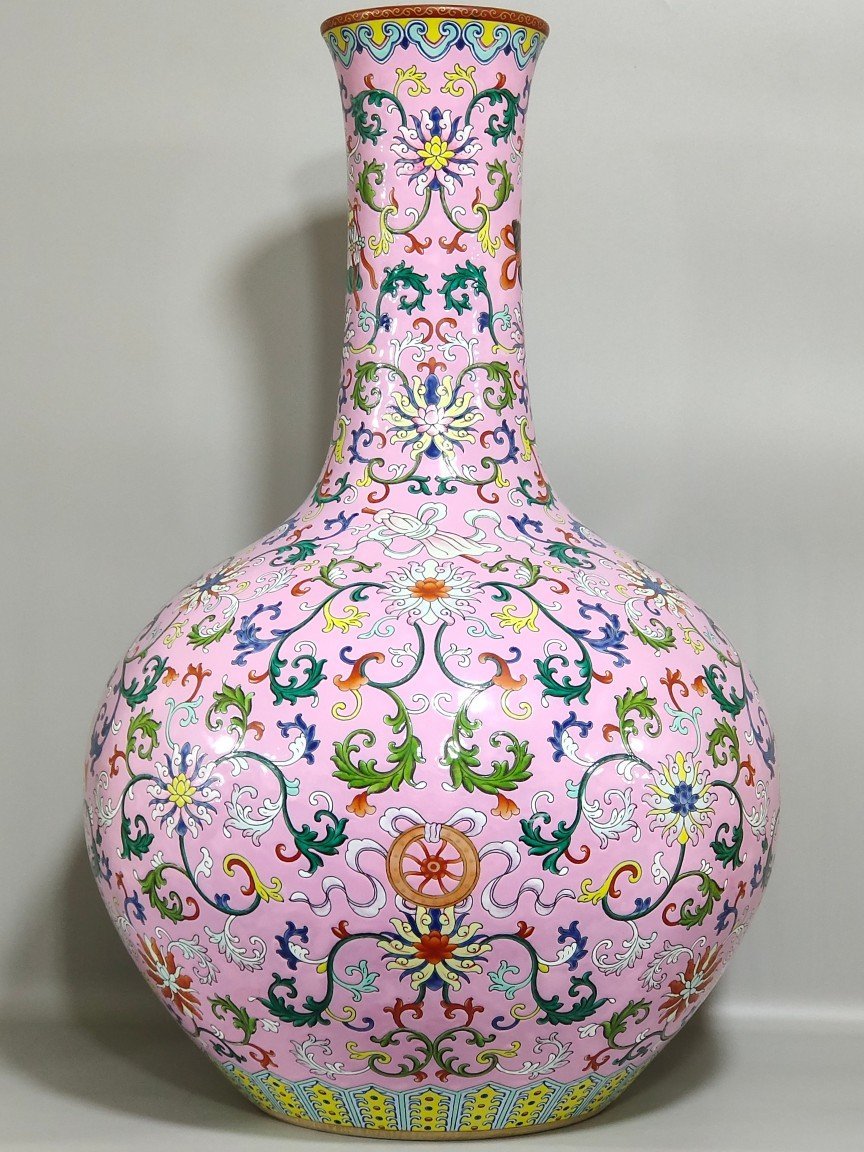 Qing Dynasty Qianlong powder ground with branches and eight treasures pattern vase