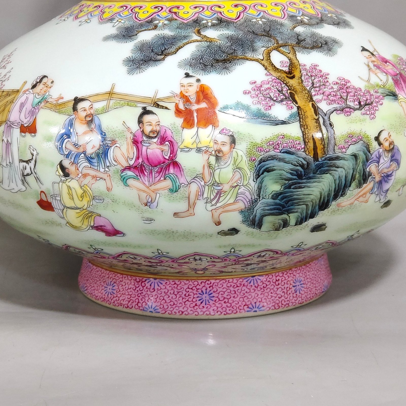 Qing Dynasty Qianlong Greenland Farmhouse double-eared flat-belly vase