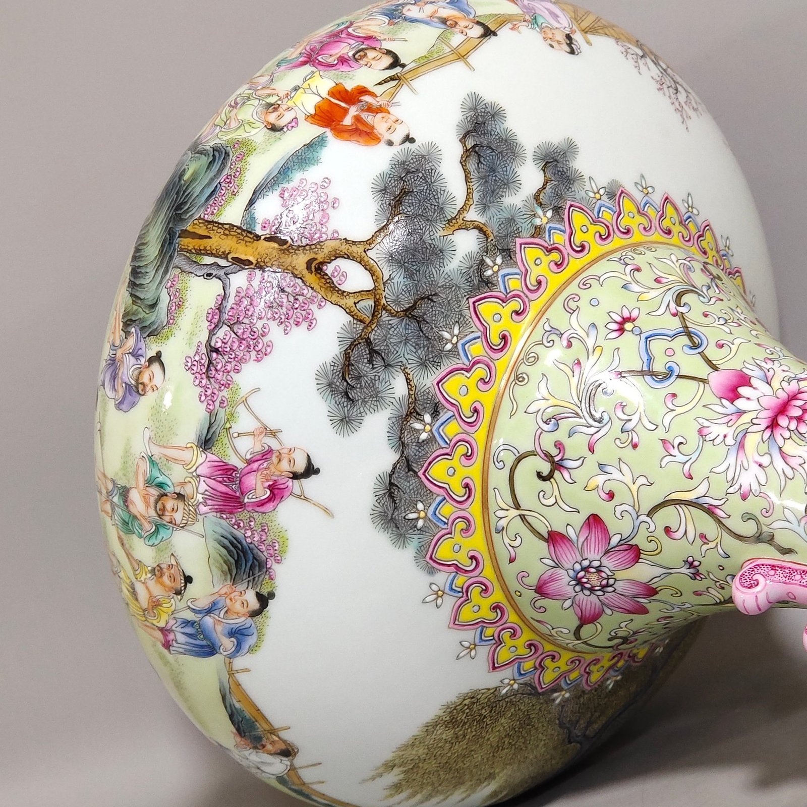 Qing Dynasty Qianlong Greenland Farmhouse double-eared flat-belly vase