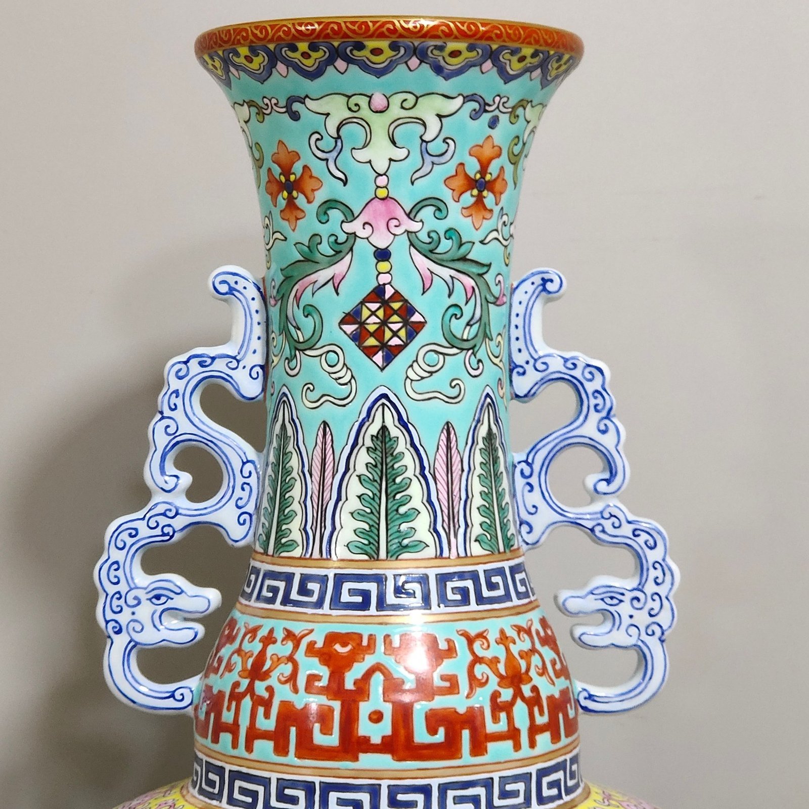 Qing Dynasty Qianlong green space window landscape amphora