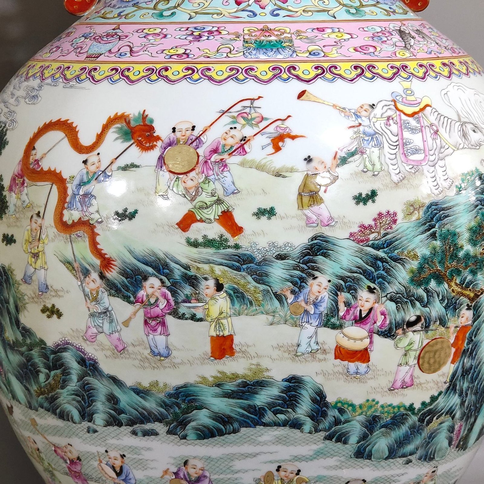 Qing Dynasty Qianlong Green Land Hundred Sons in Spring Large double-eared vase