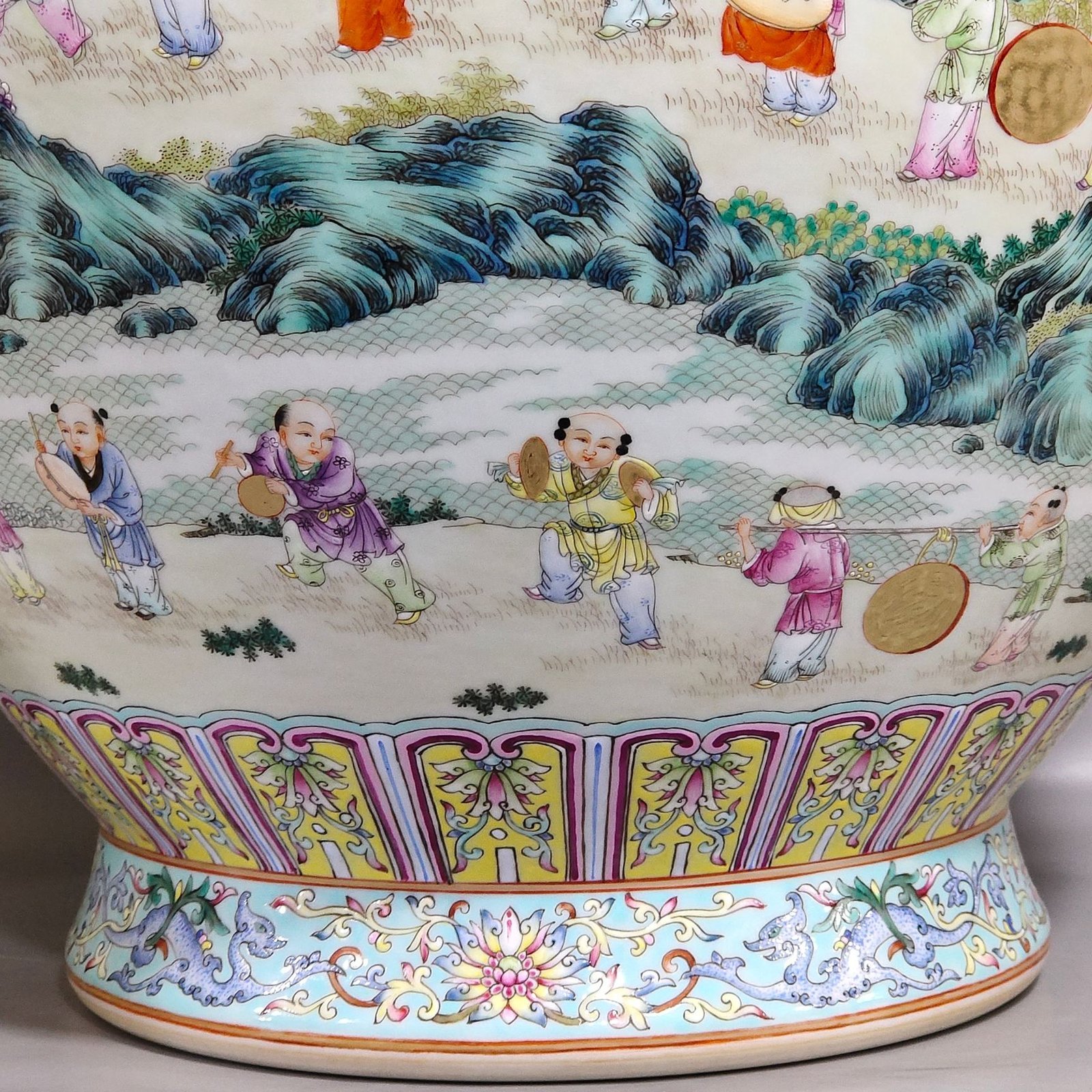 Qing Dynasty Qianlong Green Land Hundred Sons in Spring Large double-eared vase