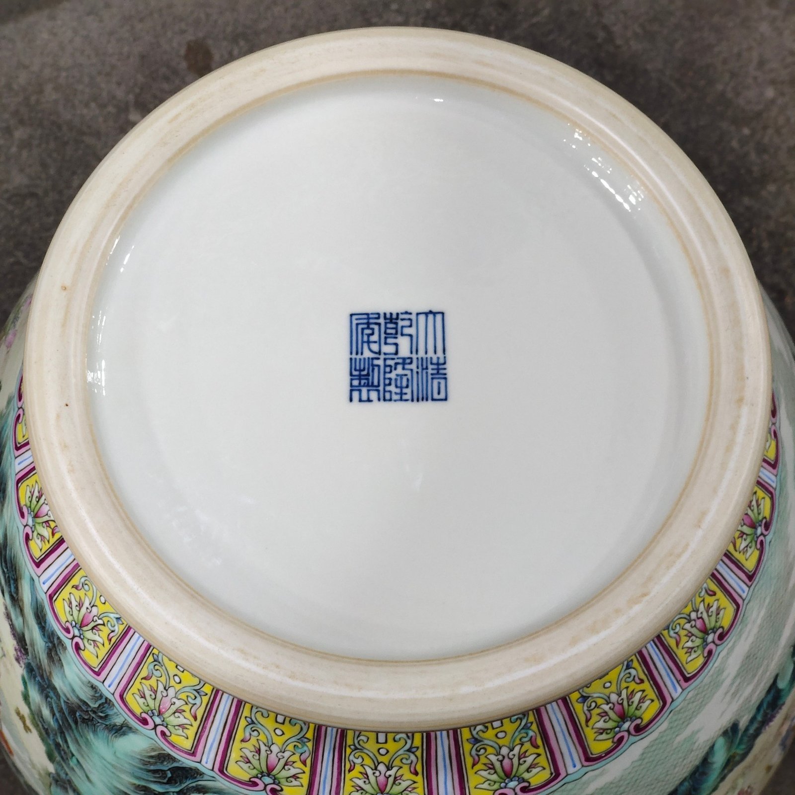 Qing Dynasty Qianlong Green Land Hundred Sons in Spring Large double-eared vase