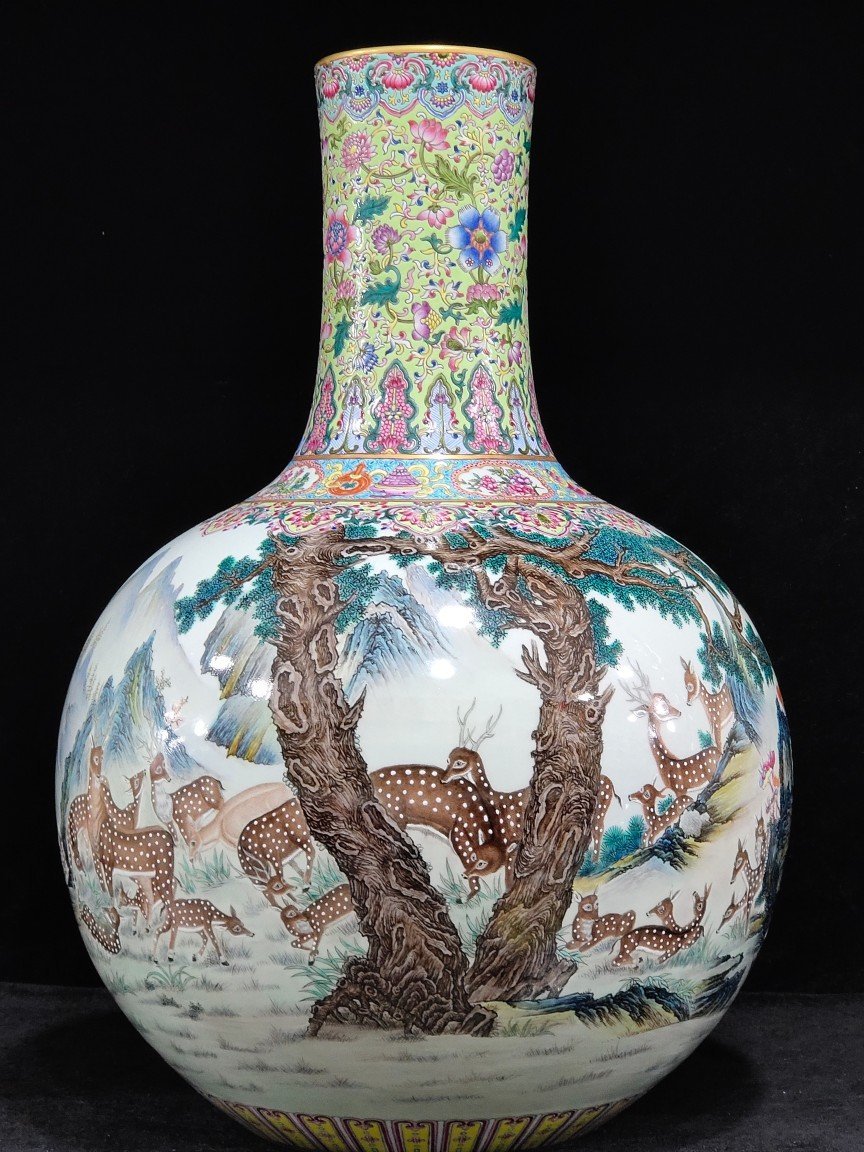 Qing Dynasty Qianlong Greenland Hundred Deer Celestial Ball Vase