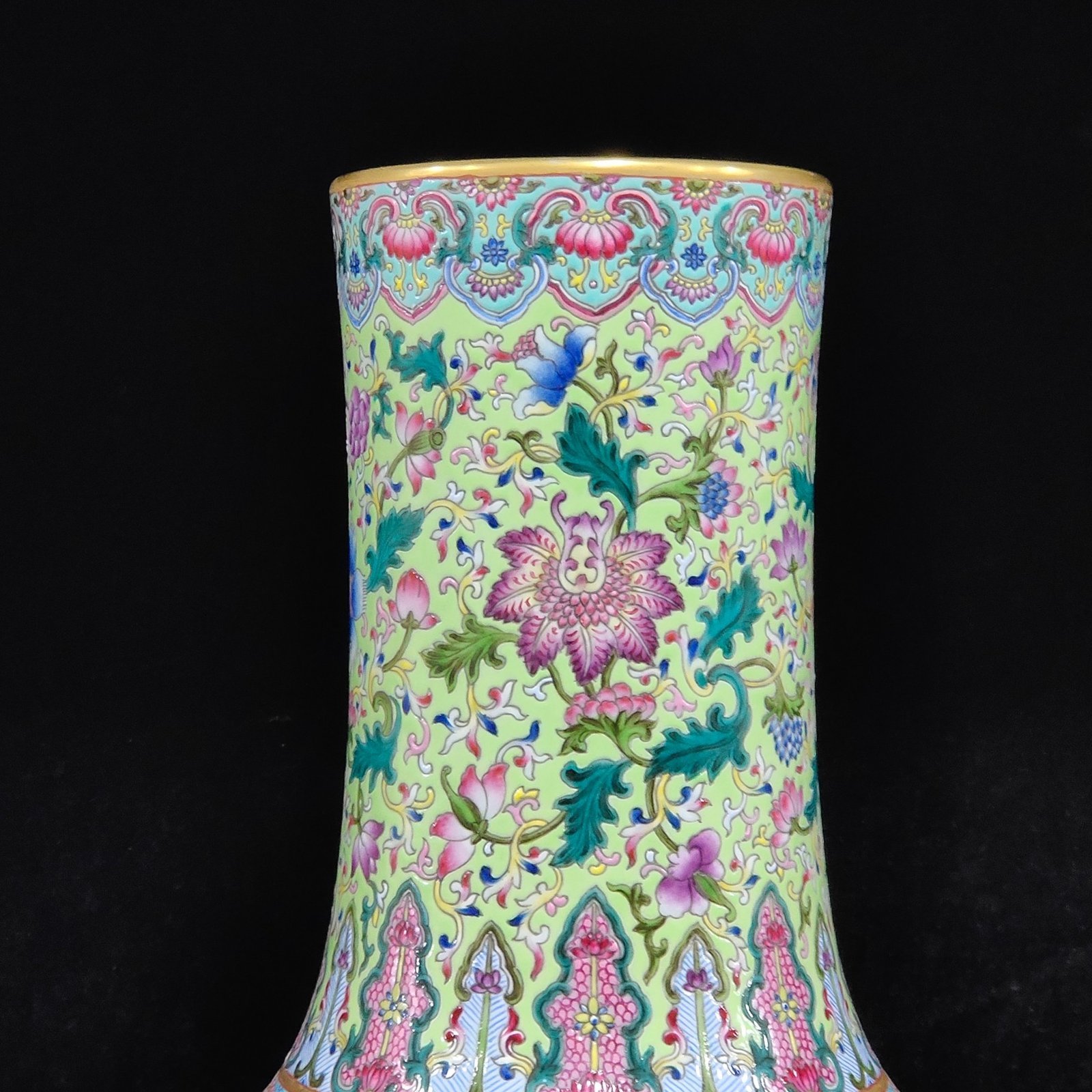 Qing Dynasty Qianlong Greenland Hundred Deer Celestial Ball Vase