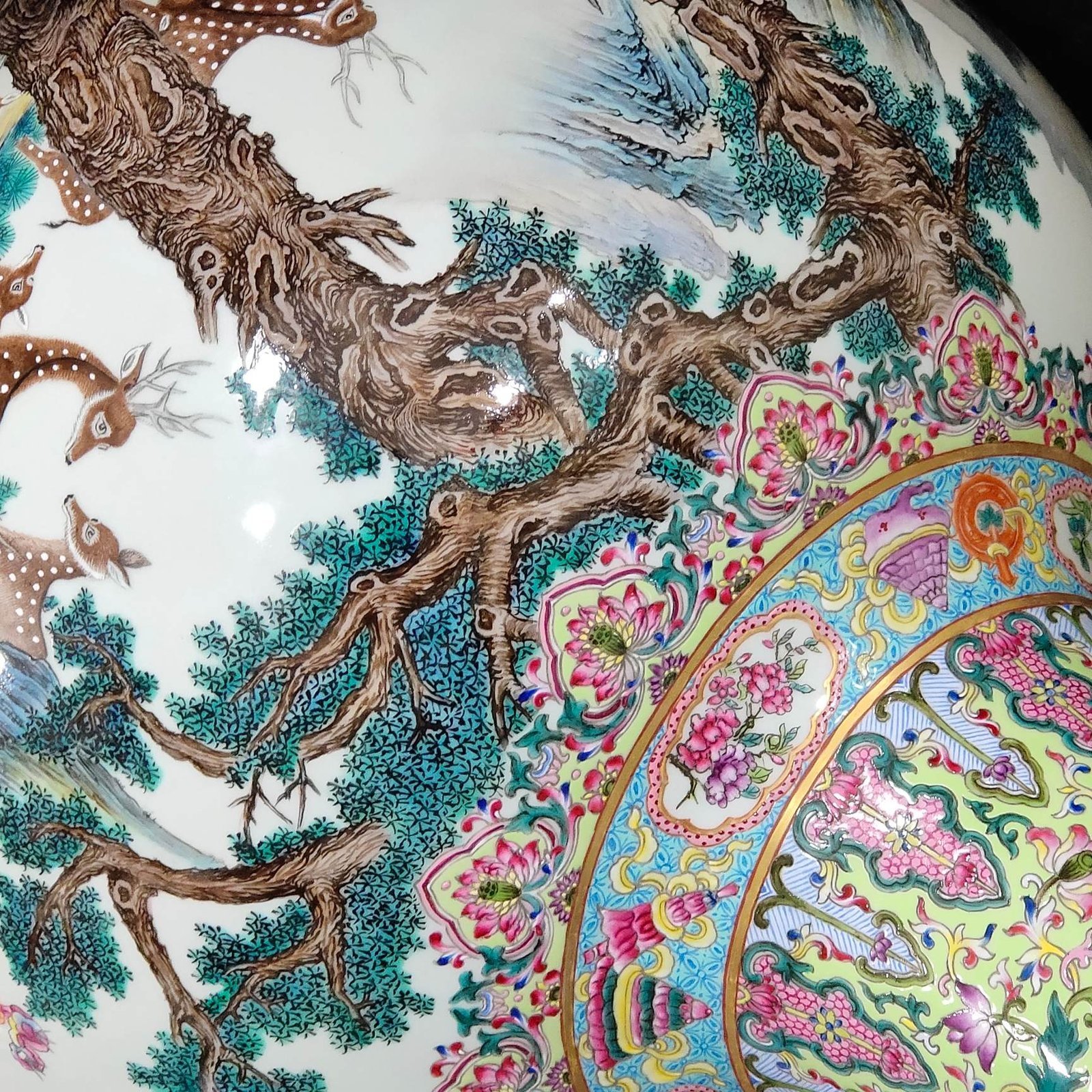 Qing Dynasty Qianlong Greenland Hundred Deer Celestial Ball Vase