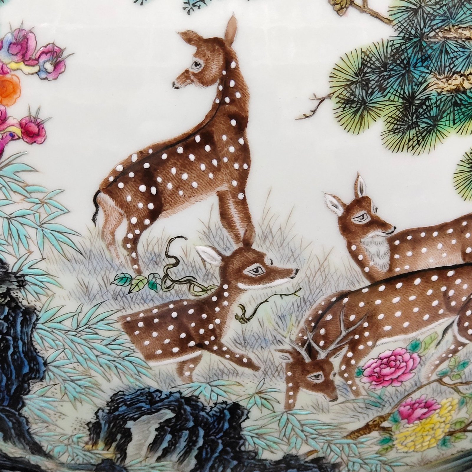 Qing Dynasty Qianlong Greenland Hundred Deer Celestial Ball Vase