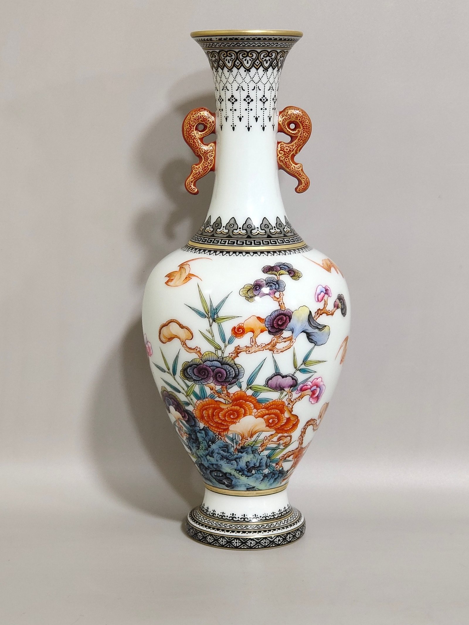 Qing Dynasty Qianlong green-edged Wufu Ganoderma lucidum and bamboo amphorae