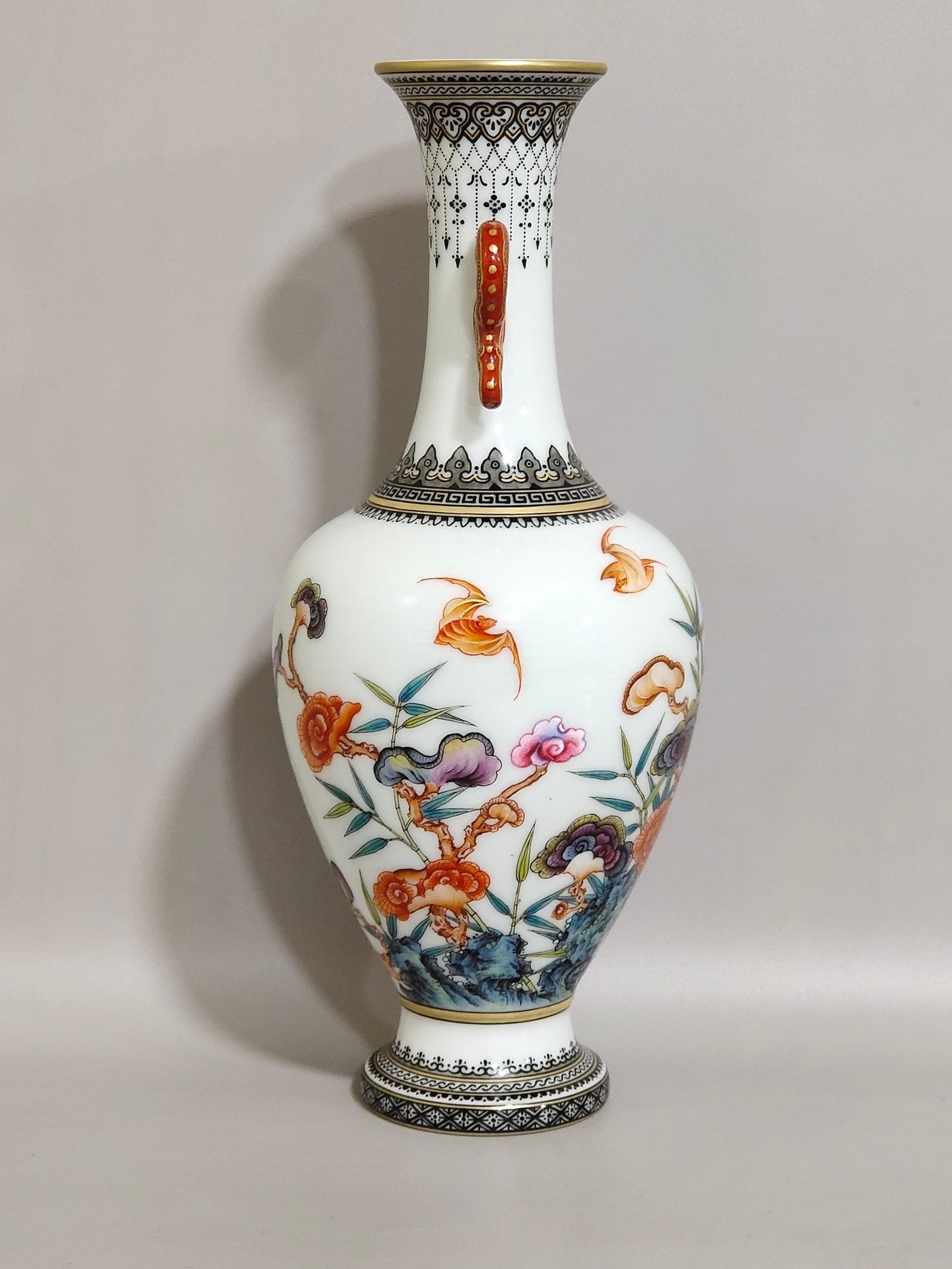 Qing Dynasty Qianlong green-edged Wufu Ganoderma lucidum and bamboo amphorae