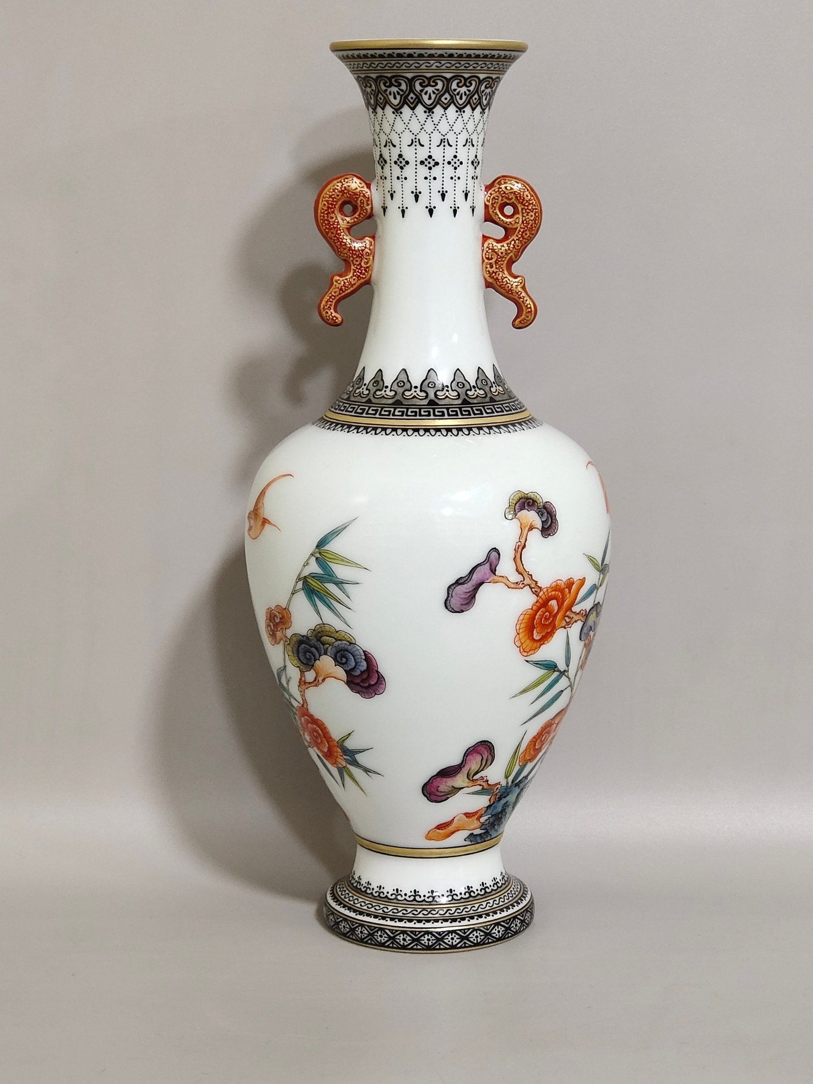 Qing Dynasty Qianlong green-edged Wufu Ganoderma lucidum and bamboo amphorae
