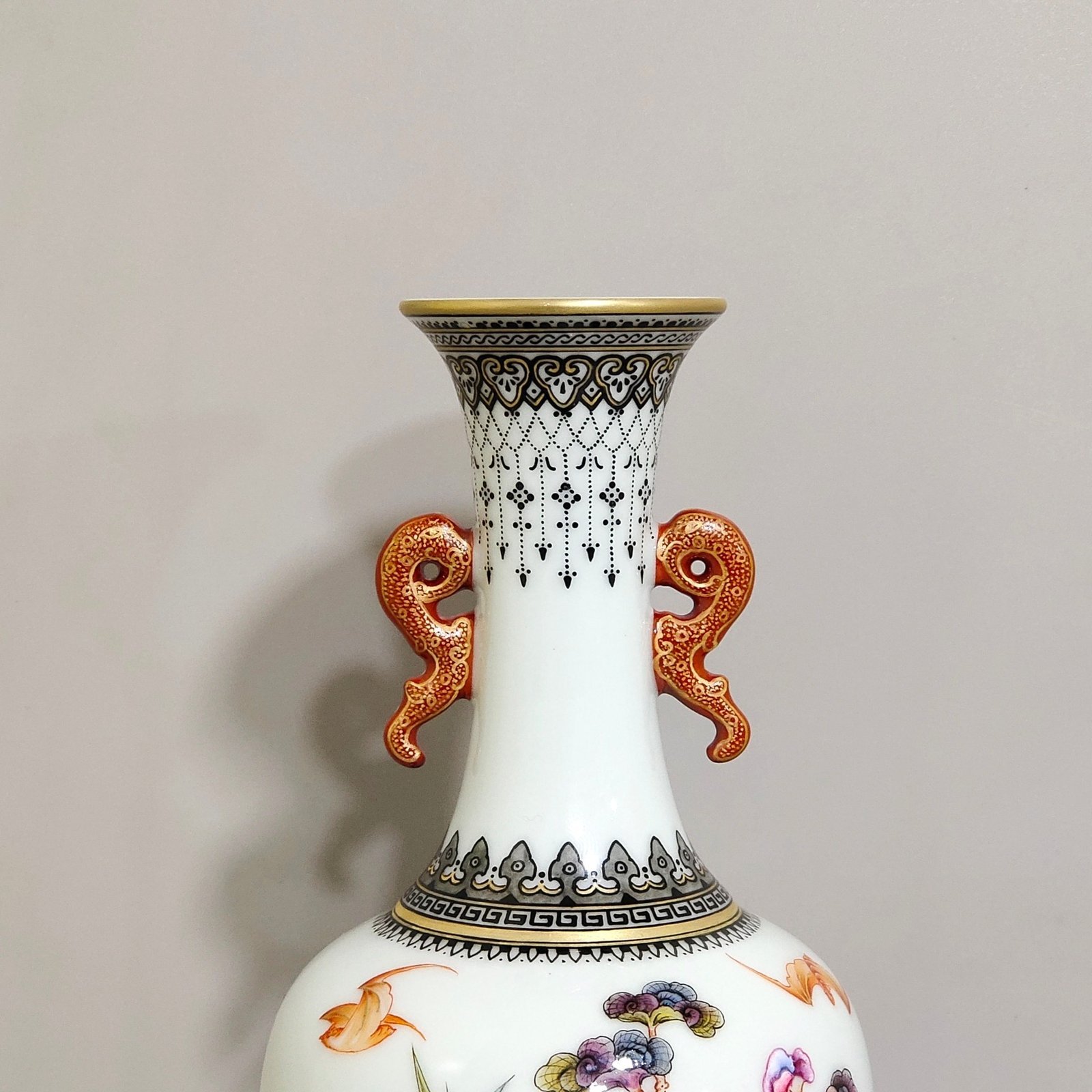 Qing Dynasty Qianlong green-edged Wufu Ganoderma lucidum and bamboo amphorae