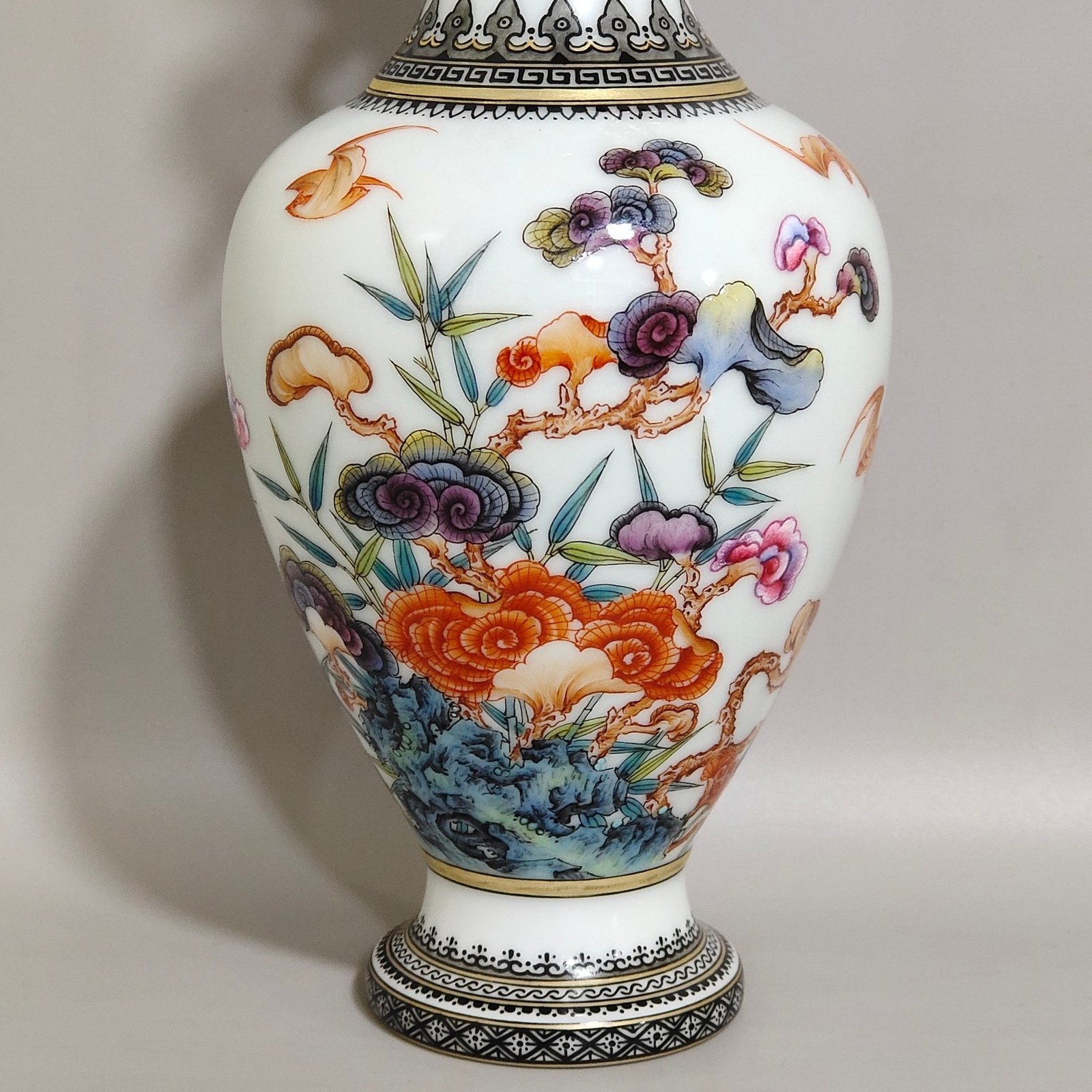 Qing Dynasty Qianlong green-edged Wufu Ganoderma lucidum and bamboo amphorae