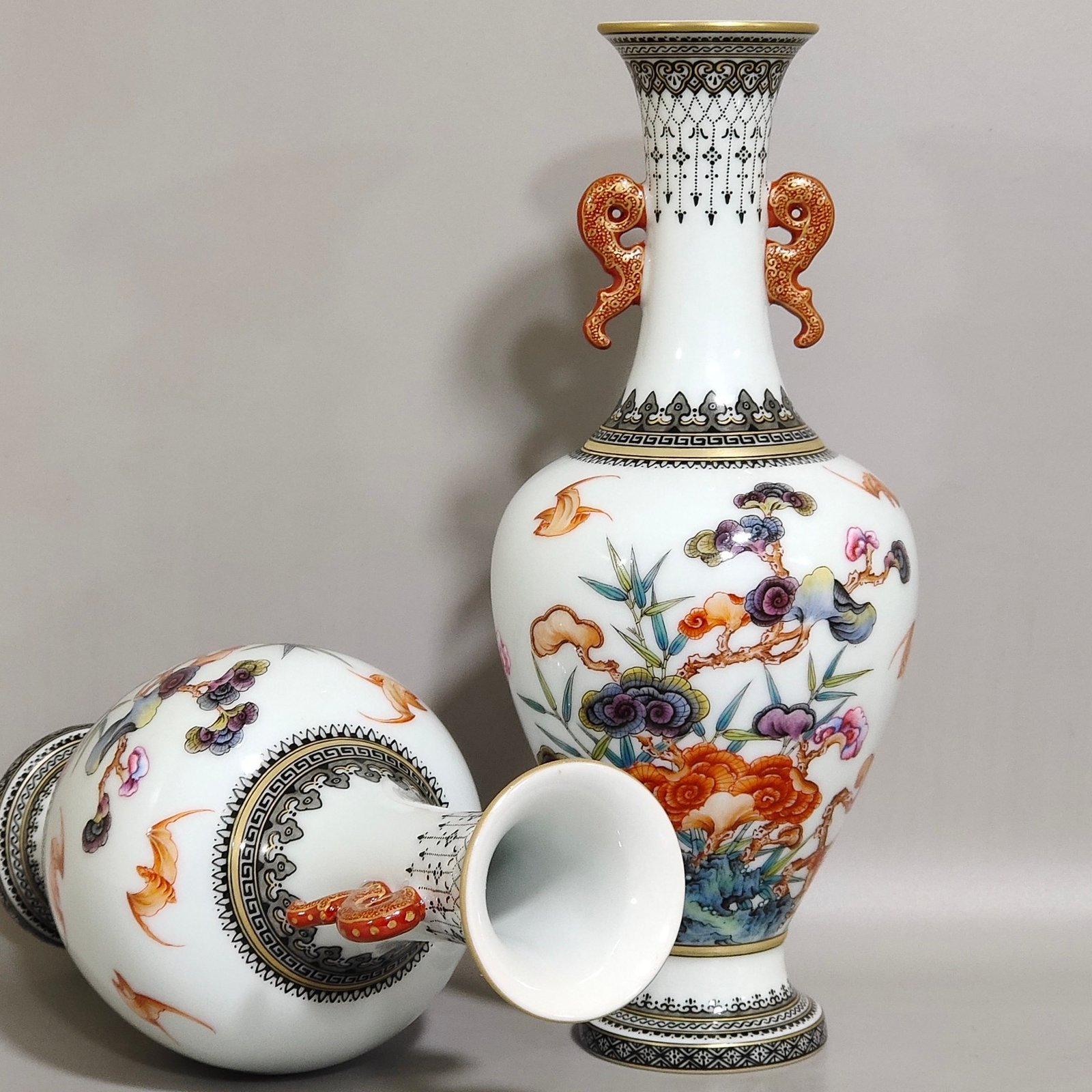 Qing Dynasty Qianlong green-edged Wufu Ganoderma lucidum and bamboo amphorae