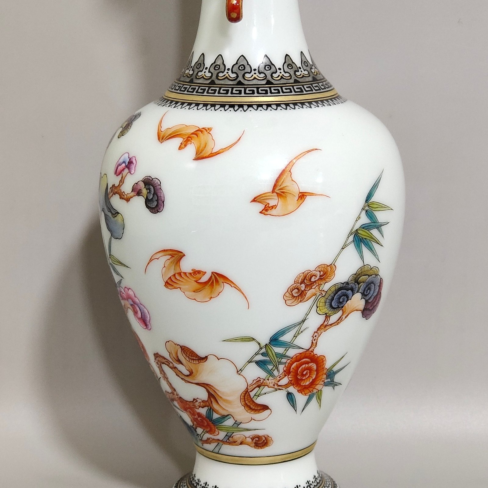 Qing Dynasty Qianlong green-edged Wufu Ganoderma lucidum and bamboo amphorae