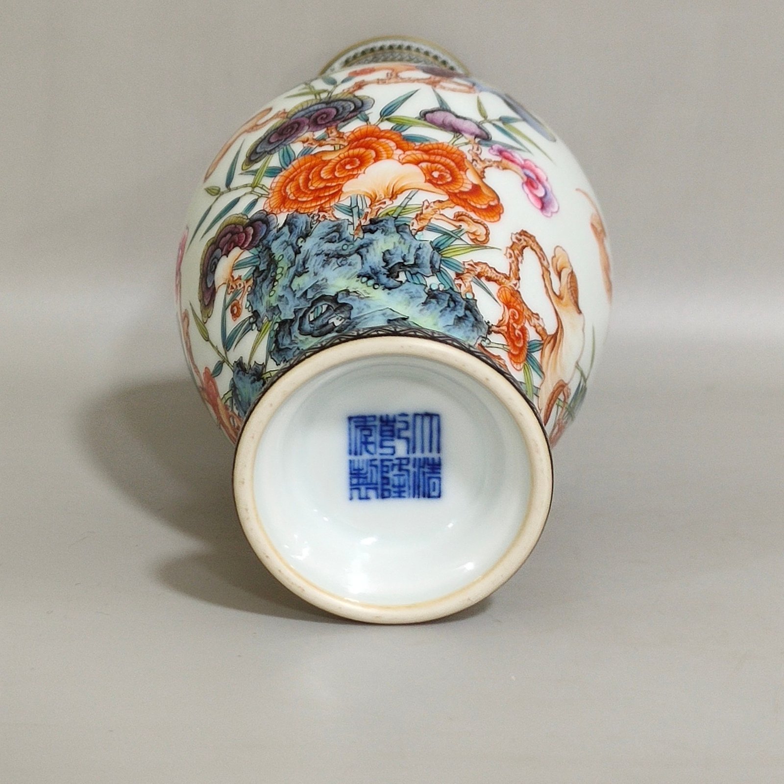 Qing Dynasty Qianlong green-edged Wufu Ganoderma lucidum and bamboo amphorae