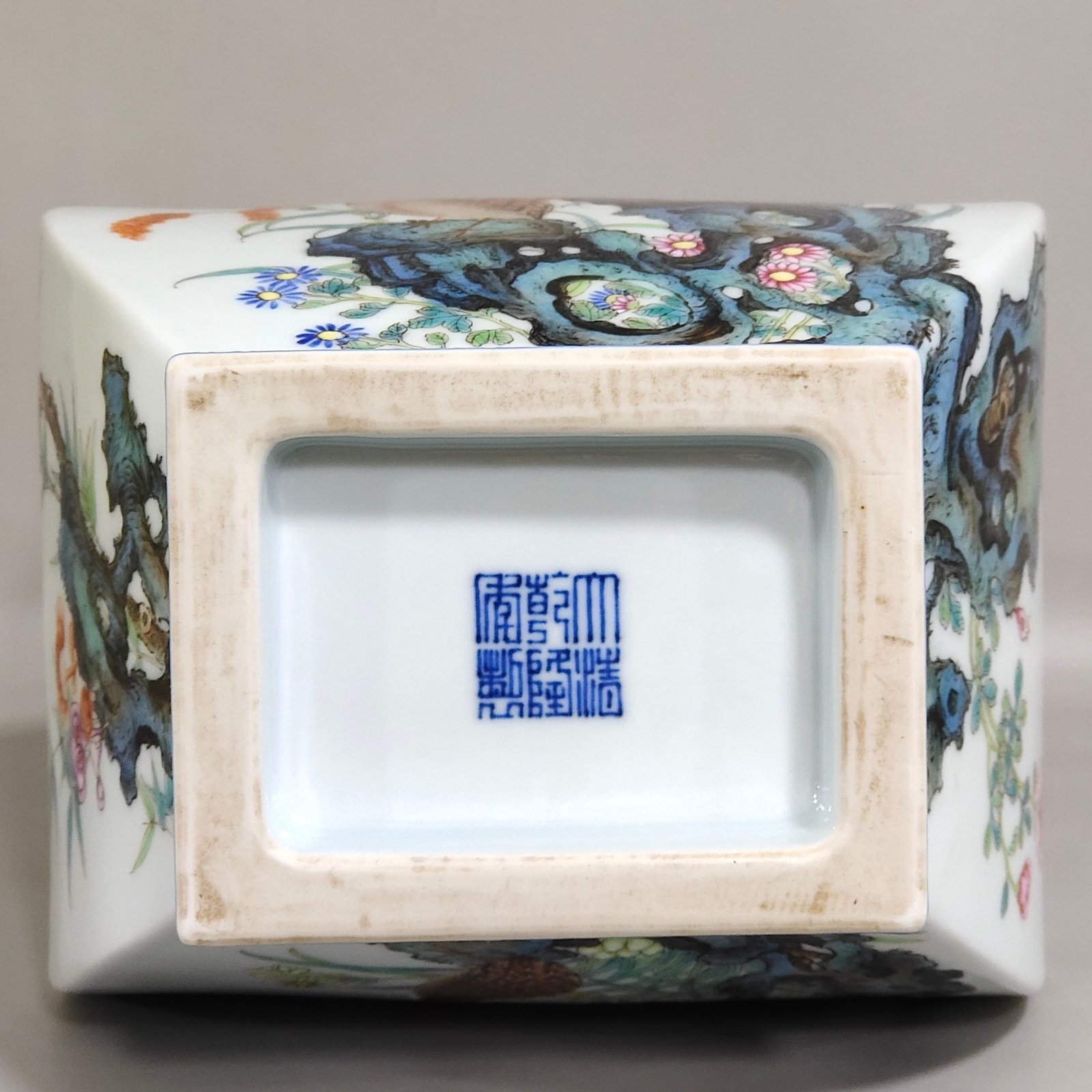Qing Dynasty Qianlong Cuibian Anjuliye square amphorae
