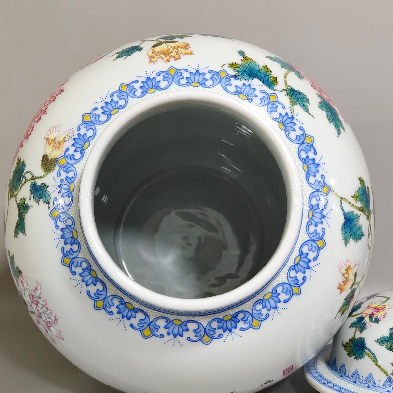 Qing Dynasty Qianlong green-edged flower and bird poems on the general jar