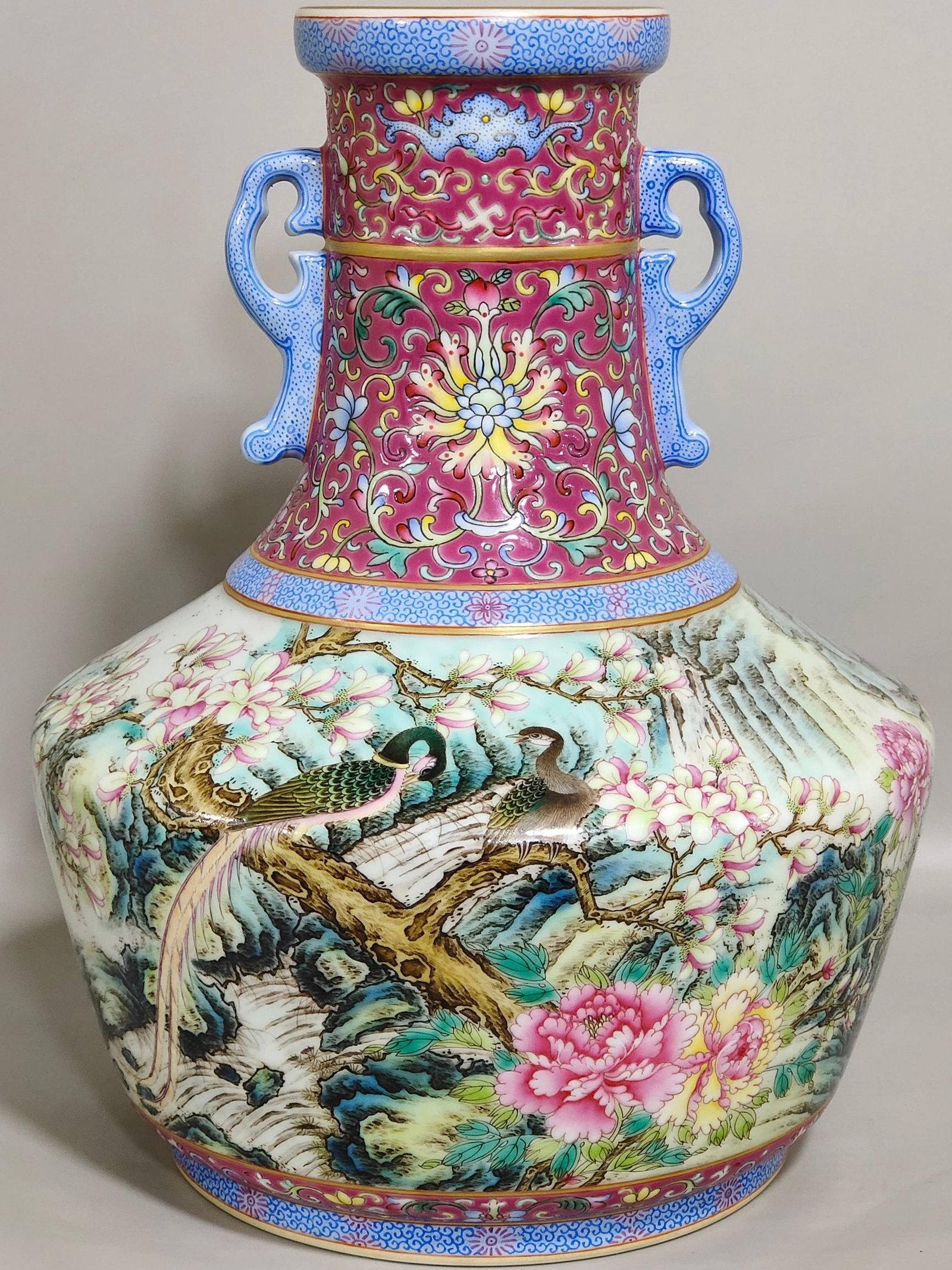 Qing Dynasty Qianlong rouge red ground-edged amphorae