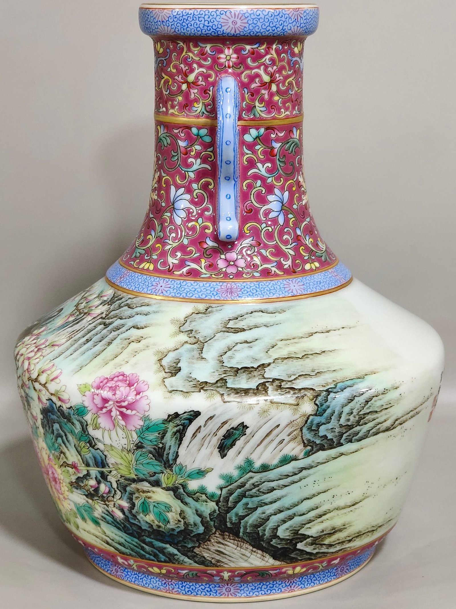 Qing Dynasty Qianlong rouge red ground-edged amphorae