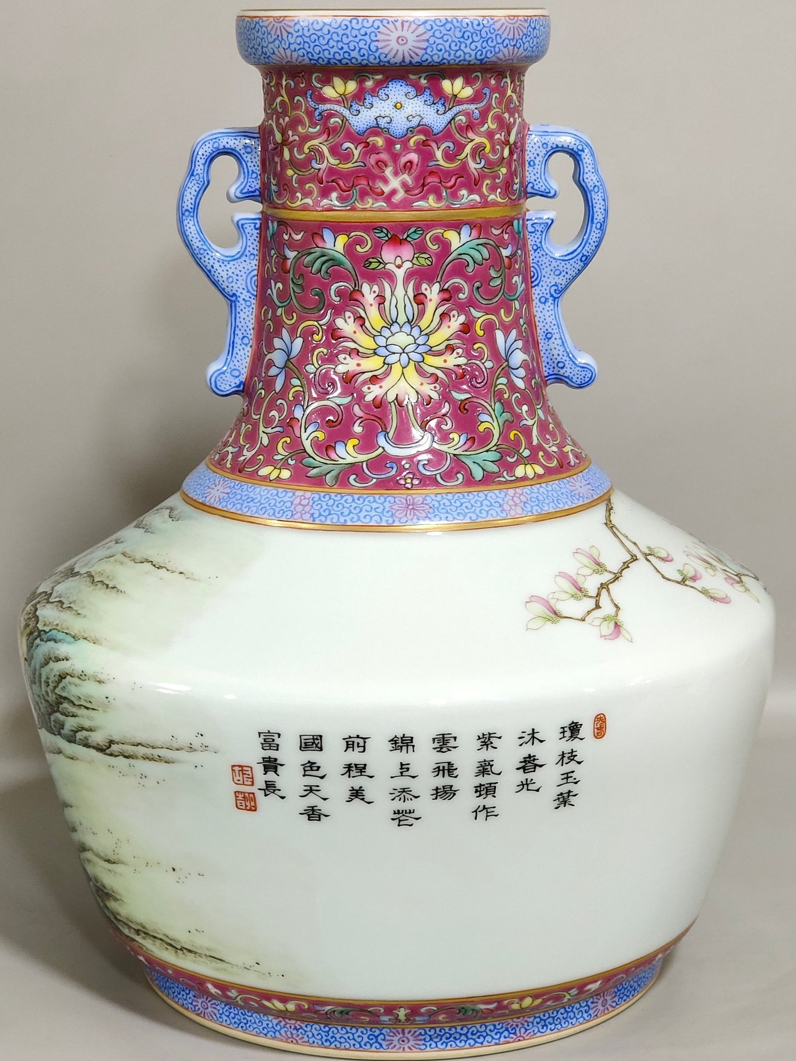 Qing Dynasty Qianlong rouge red ground-edged amphorae