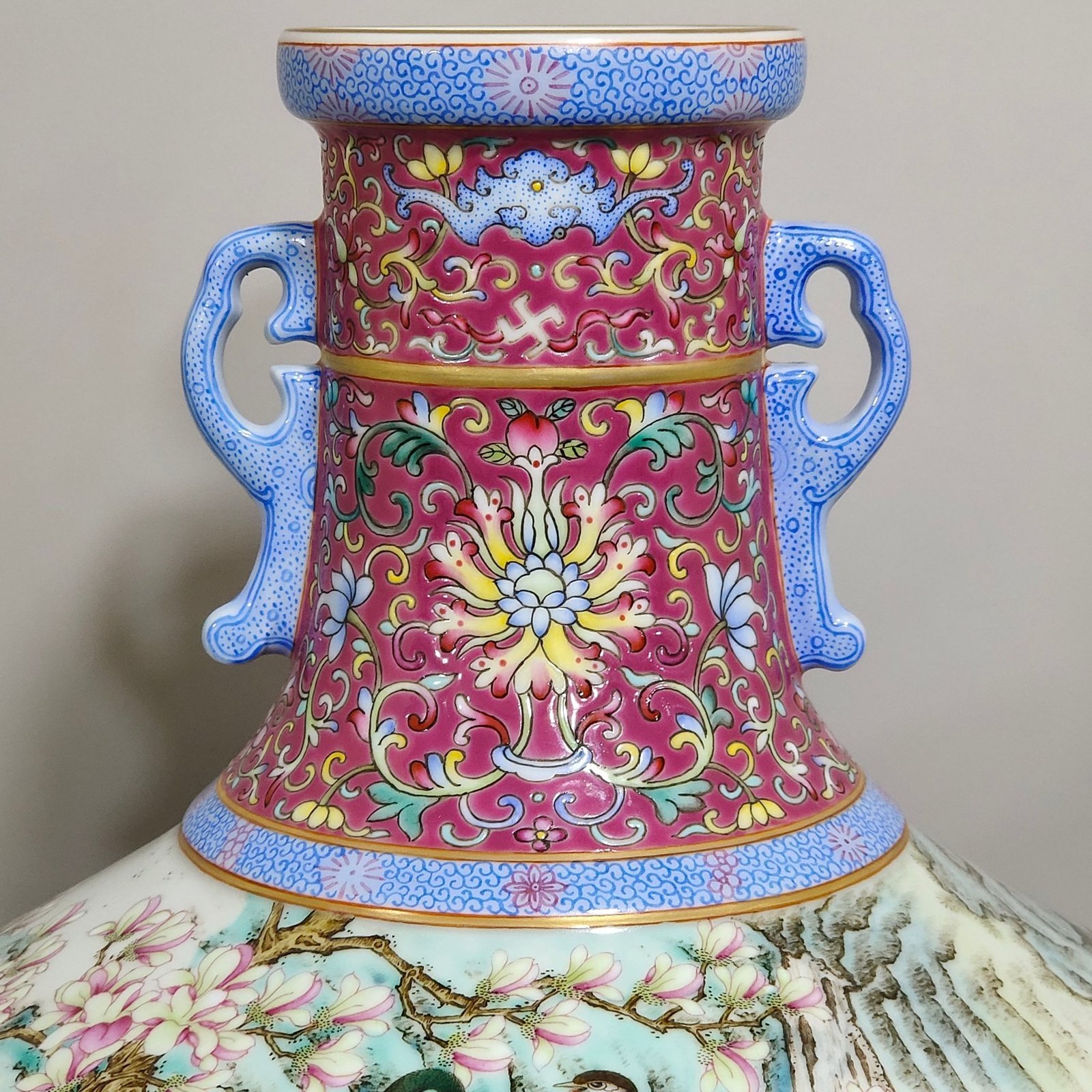 Qing Dynasty Qianlong rouge red ground-edged amphorae