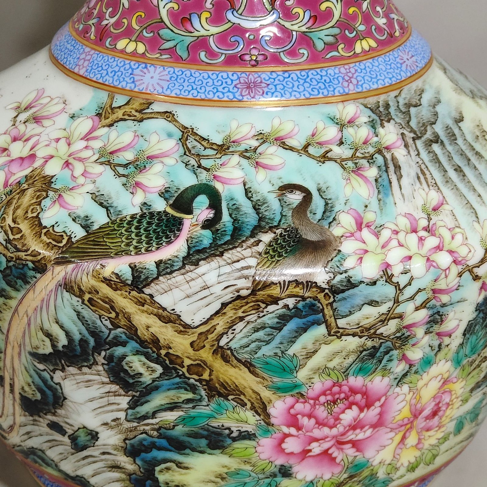 Qing Dynasty Qianlong rouge red ground-edged amphorae