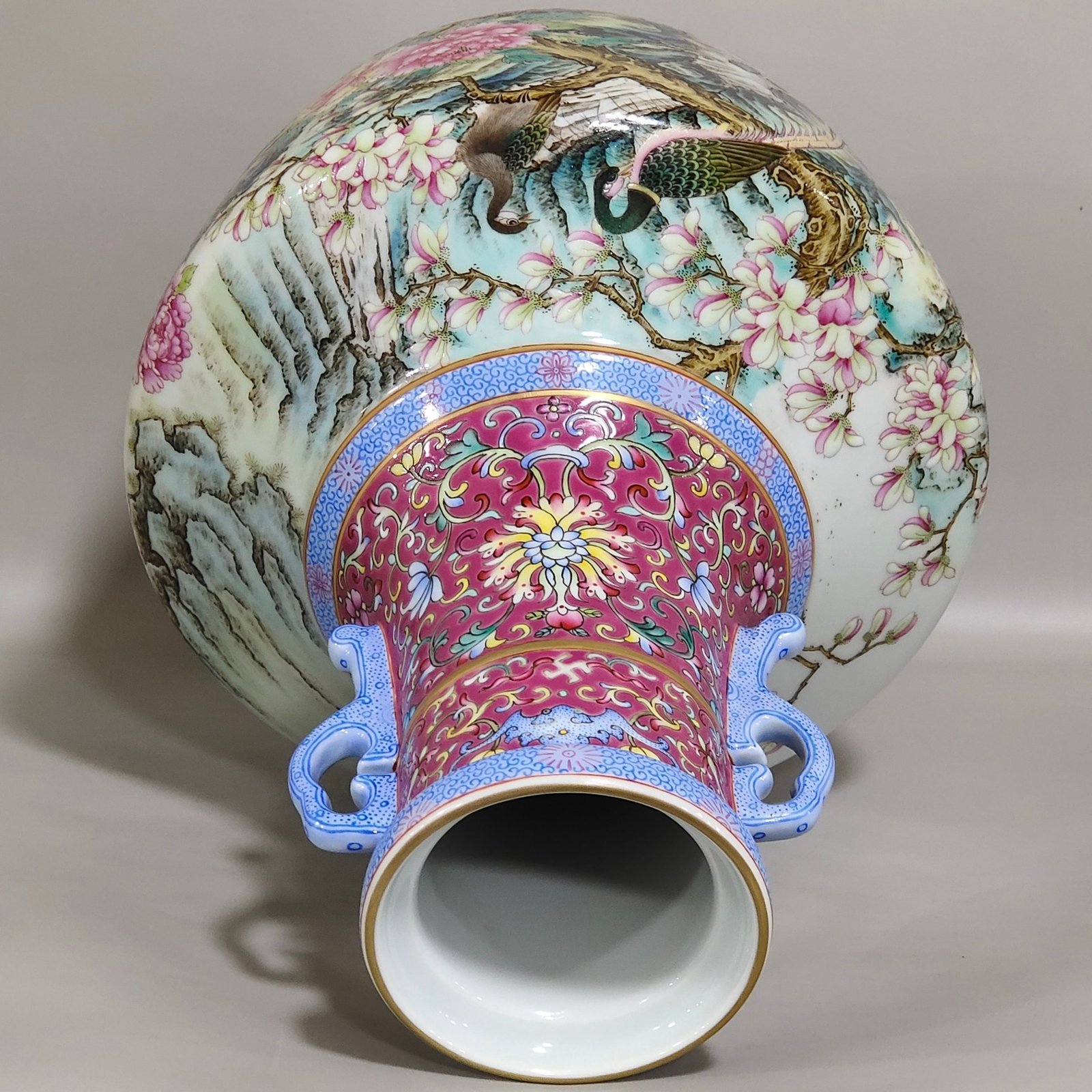 Qing Dynasty Qianlong rouge red ground-edged amphorae
