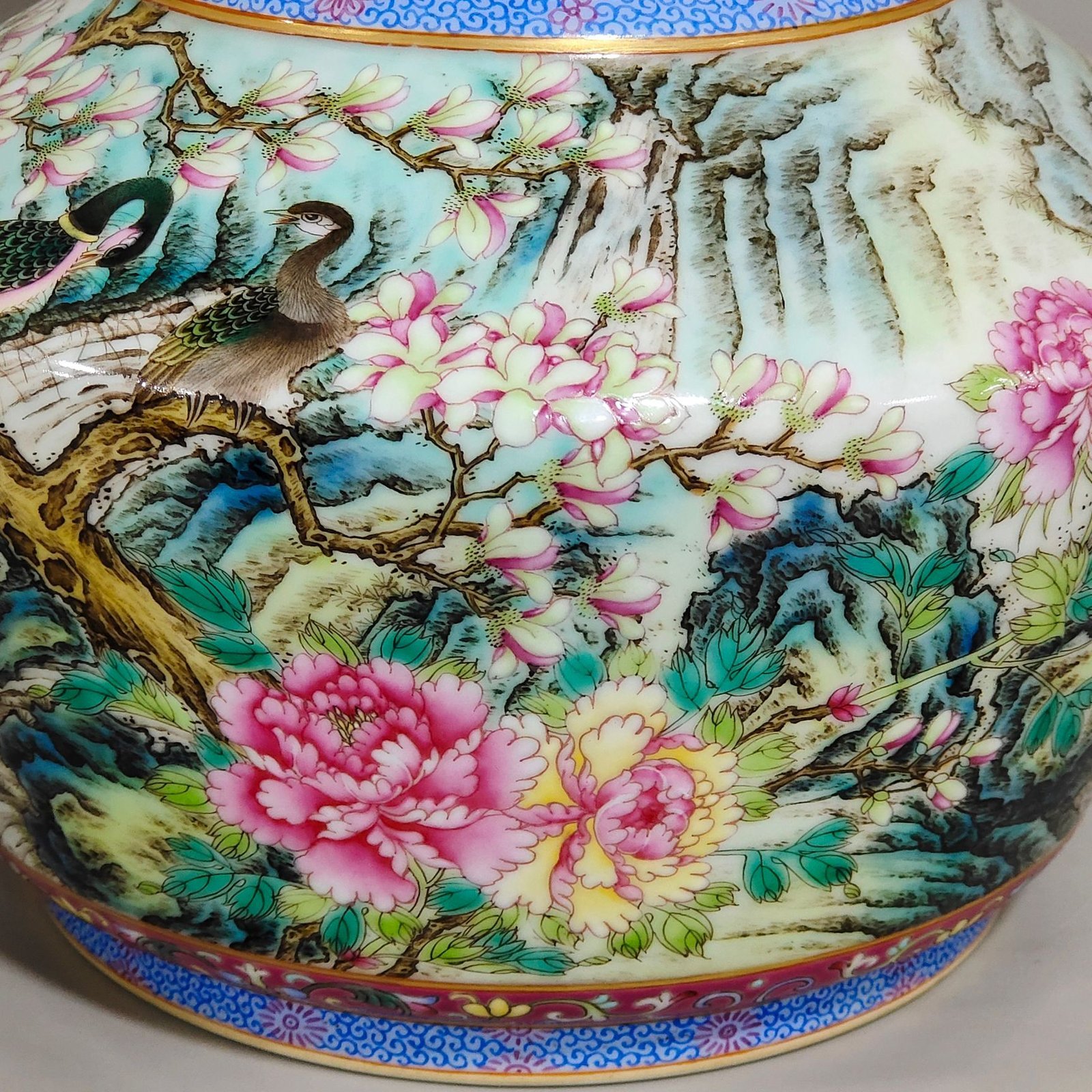Qing Dynasty Qianlong rouge red ground-edged amphorae