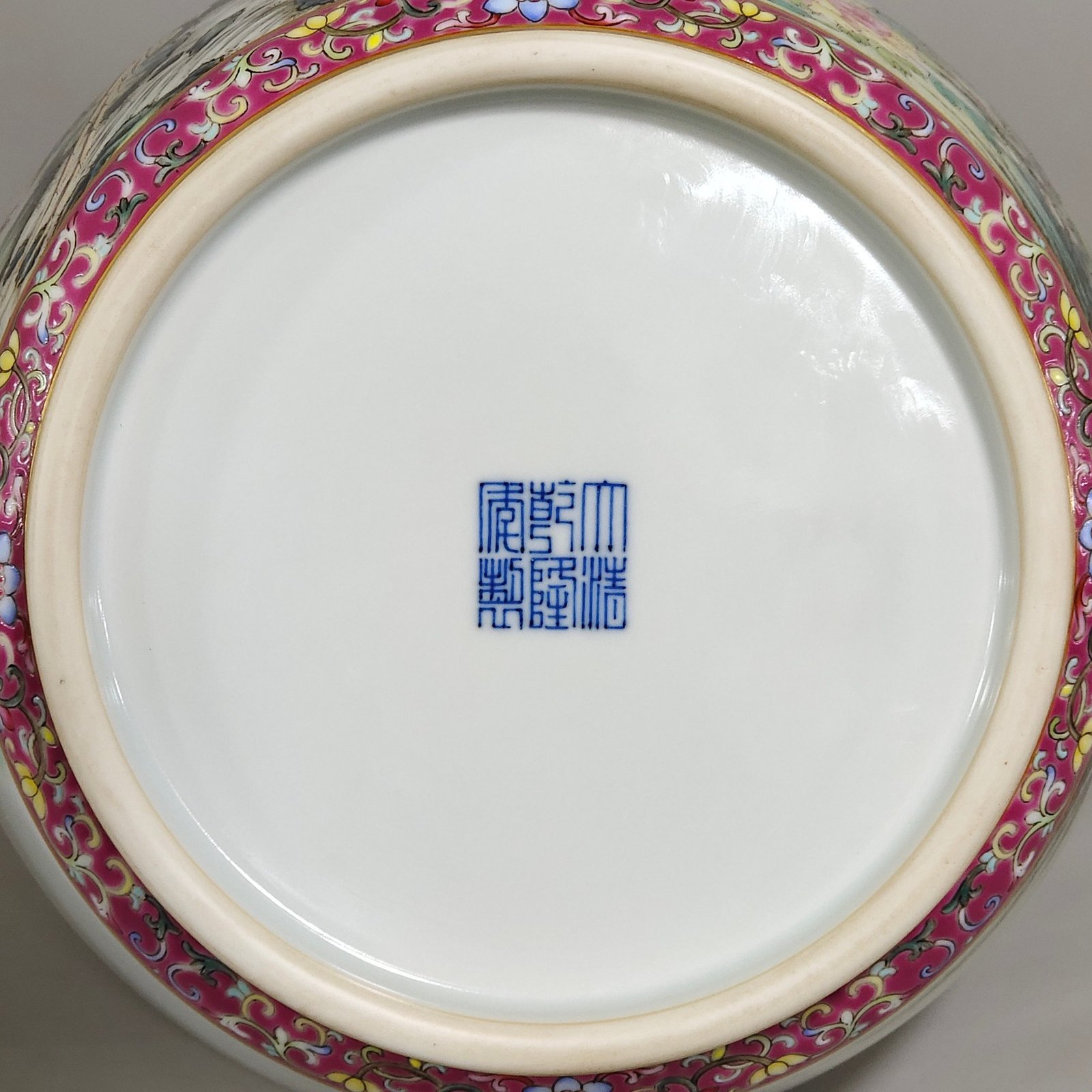 Qing Dynasty Qianlong rouge red ground-edged amphorae