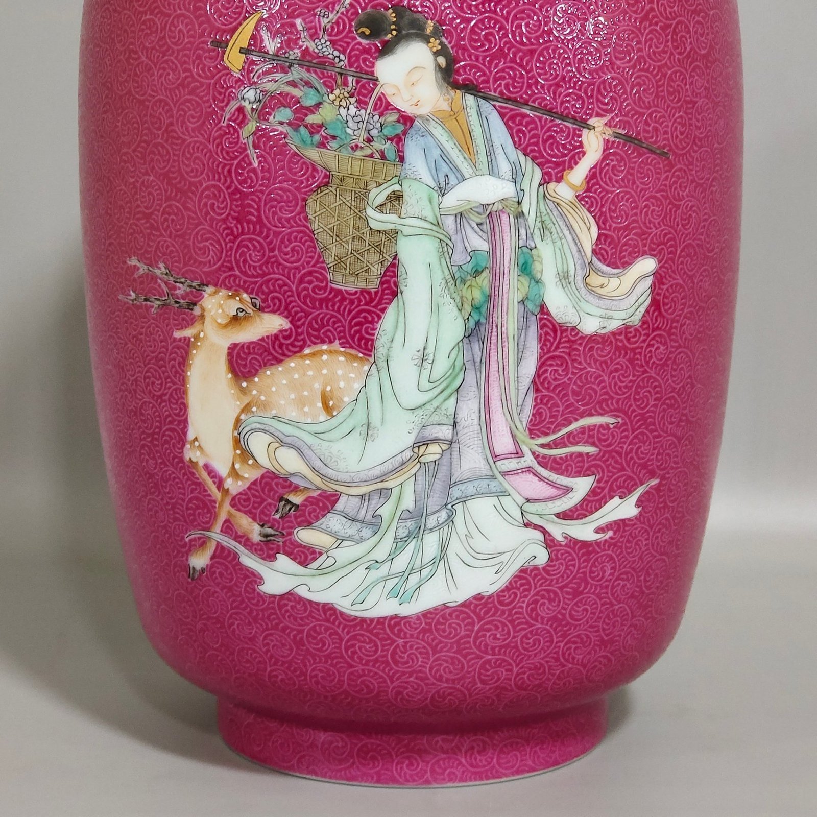 Qing Dynasty Qianlong rouge-red grilled mushroom and winter melon vase