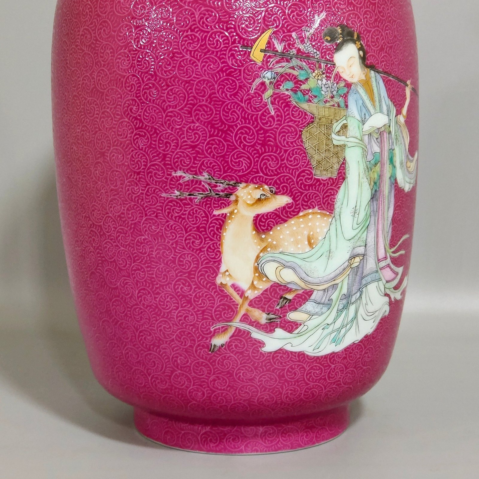 Qing Dynasty Qianlong rouge-red grilled mushroom and winter melon vase