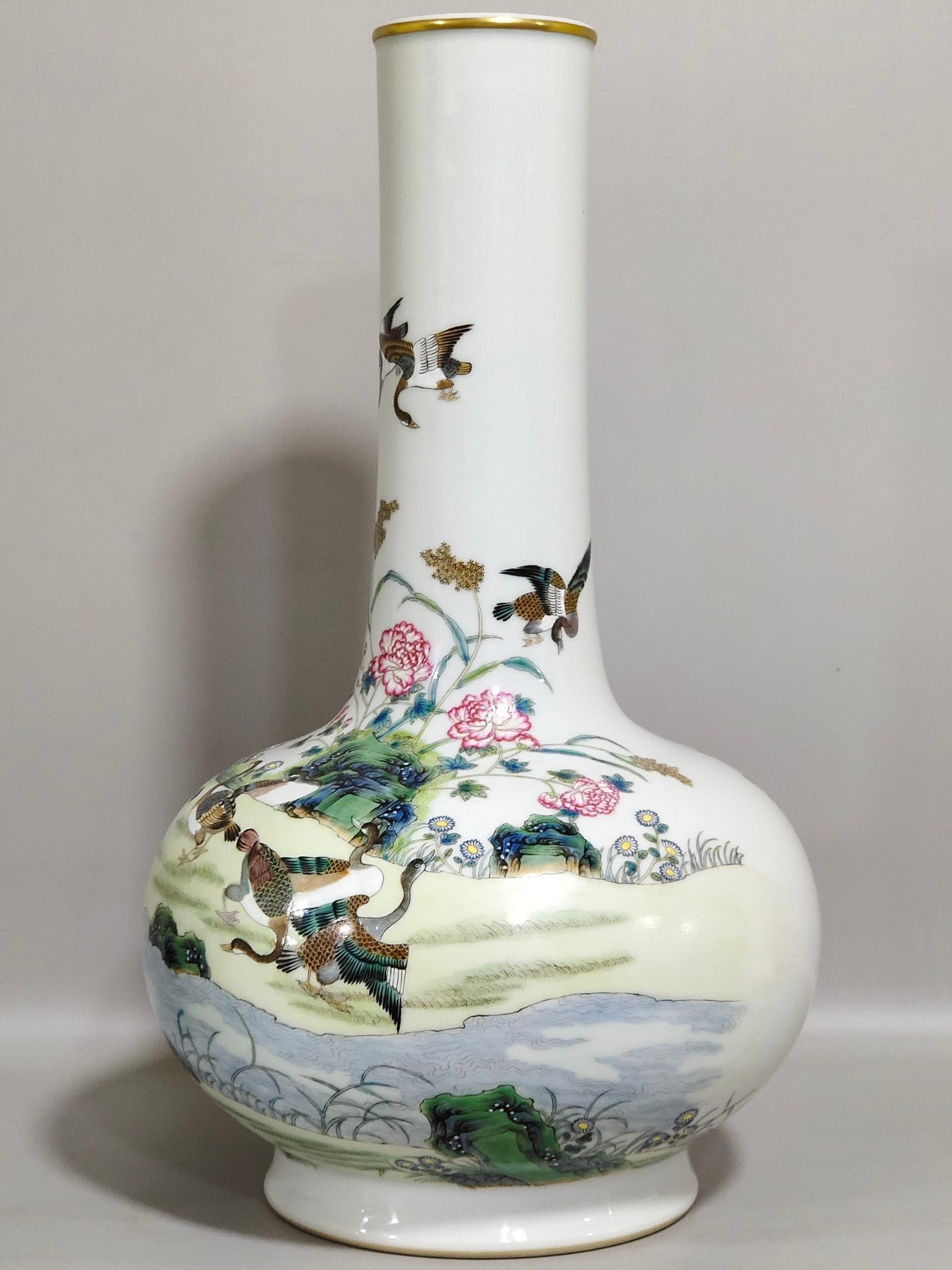 Qing Dynasty Qianlong A long-necked vase with pictures and poems of reeds and wild gooses