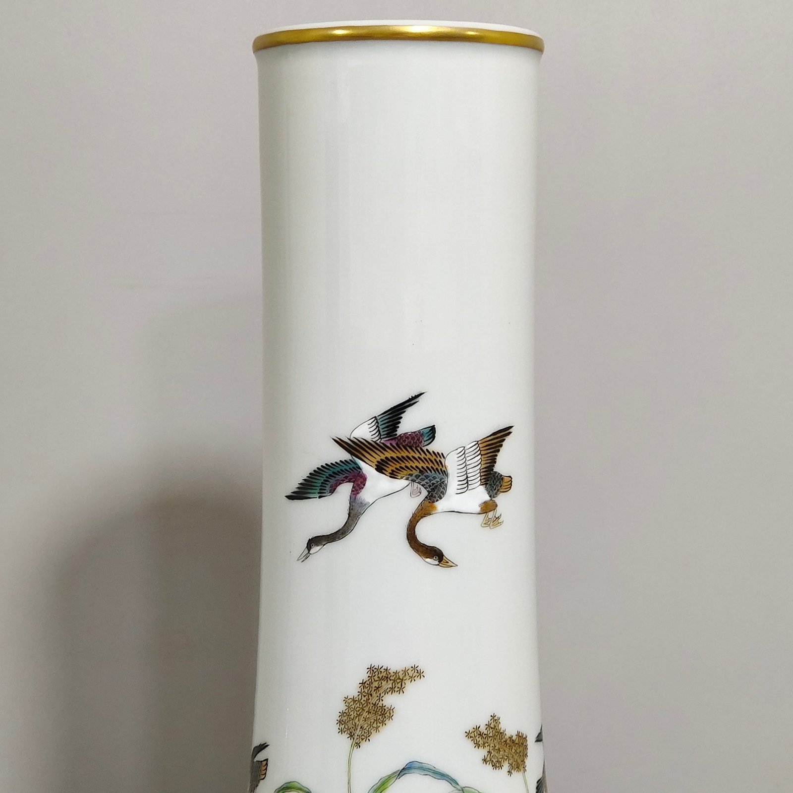 Qing Dynasty Qianlong A long-necked vase with pictures and poems of reeds and wild gooses