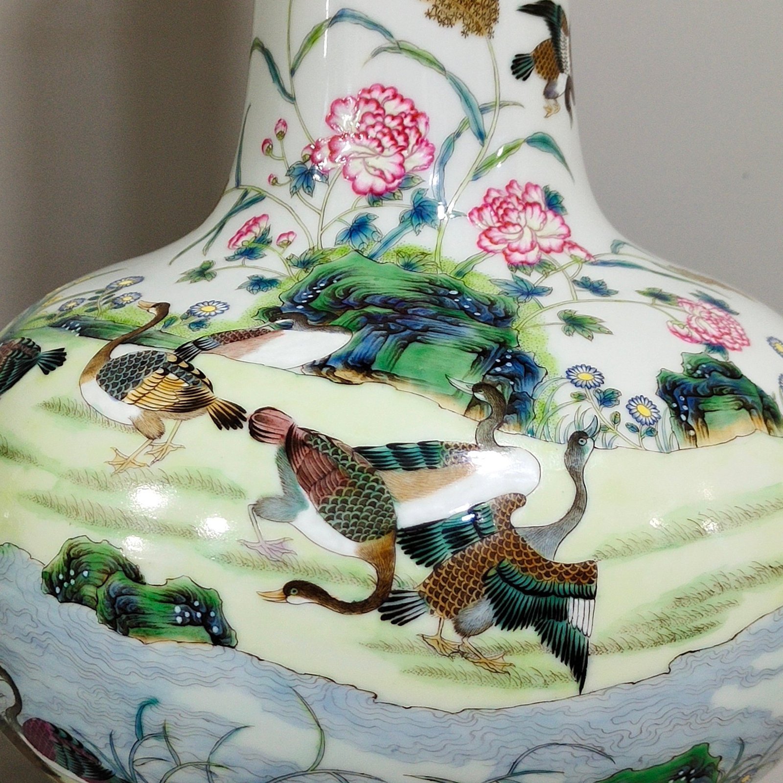 Qing Dynasty Qianlong A long-necked vase with pictures and poems of reeds and wild gooses