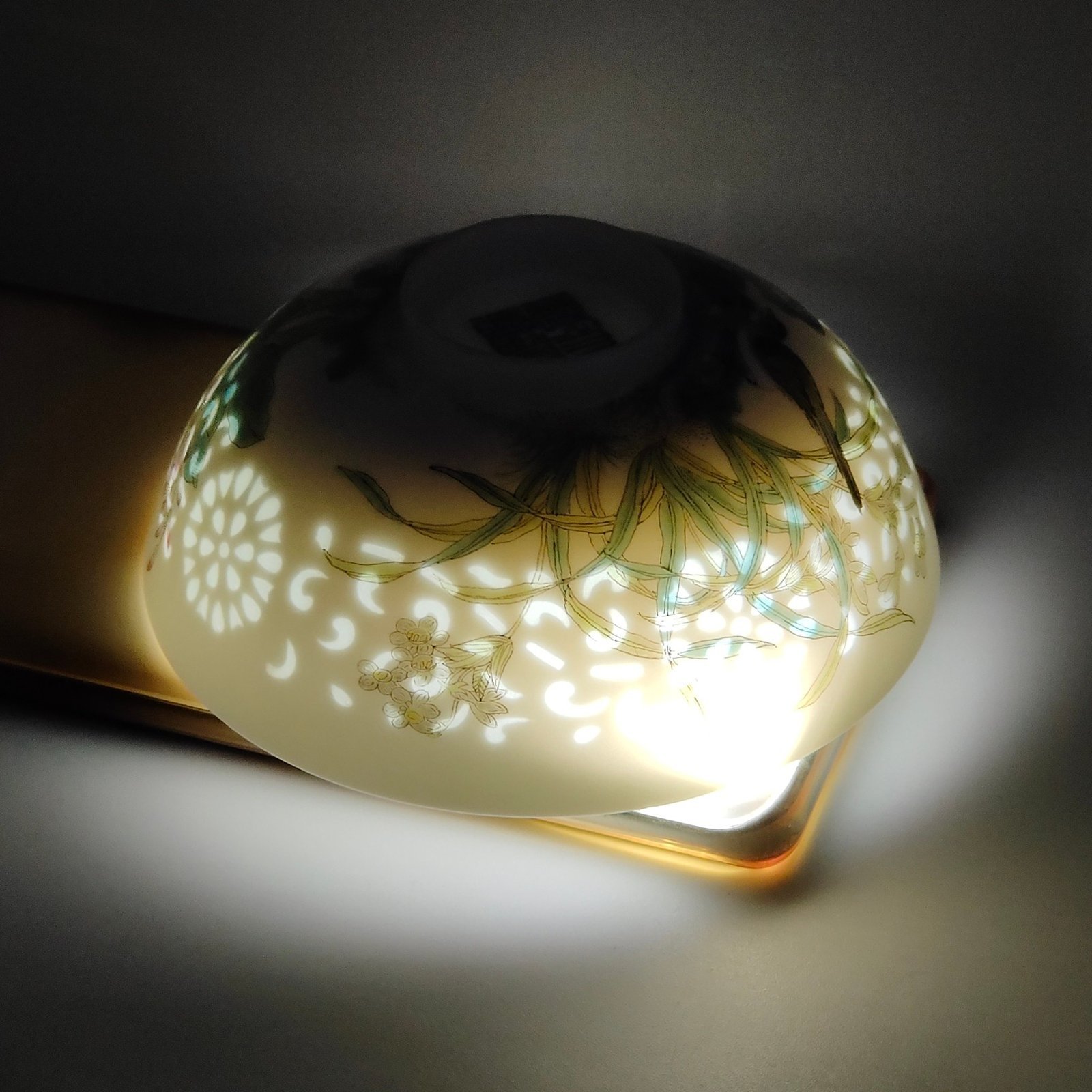 Qing Dynasty Qianlong flower and bird painting exquisite tea round