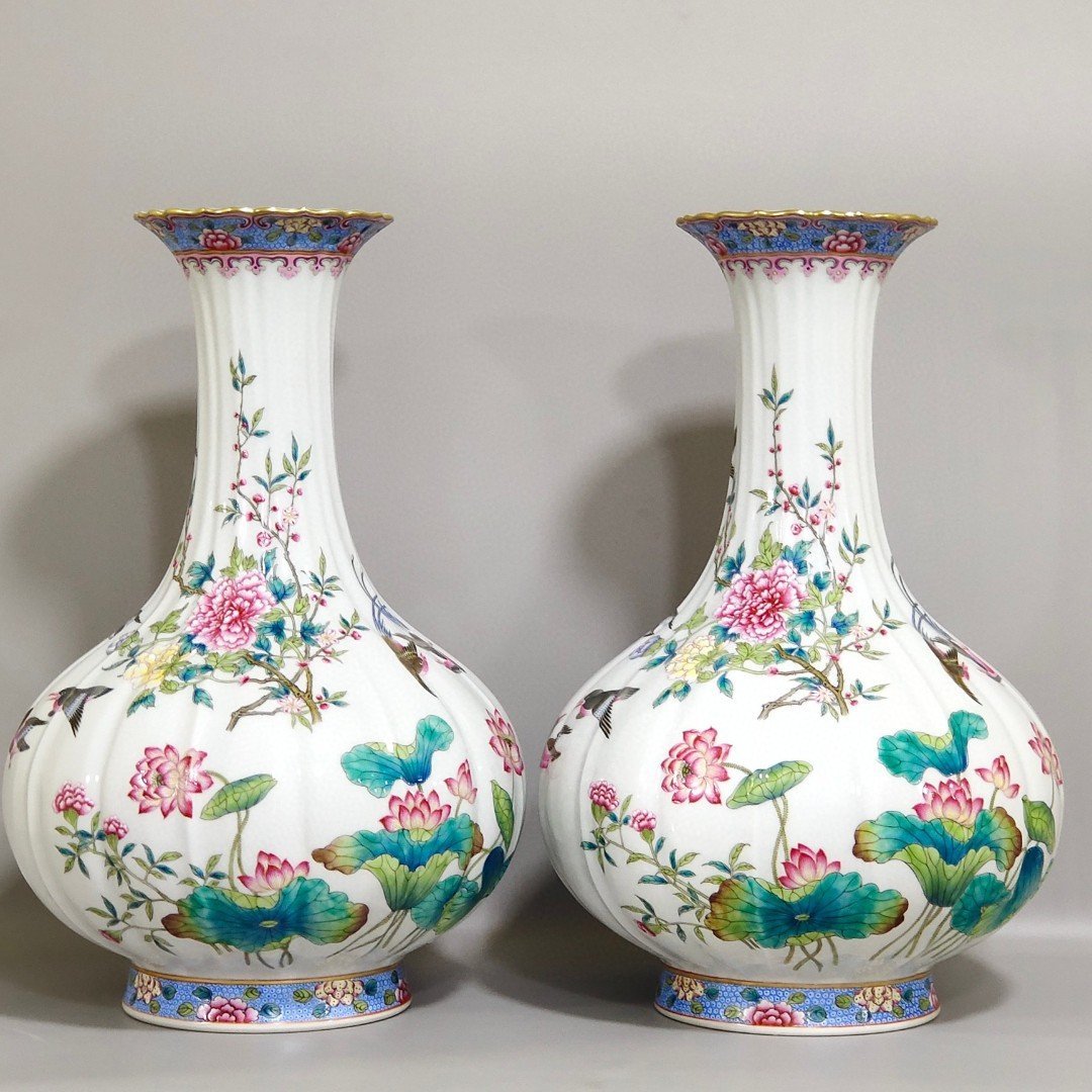 Qing Dynasty Qianlong flower and bird melon edge jade pot spring vase