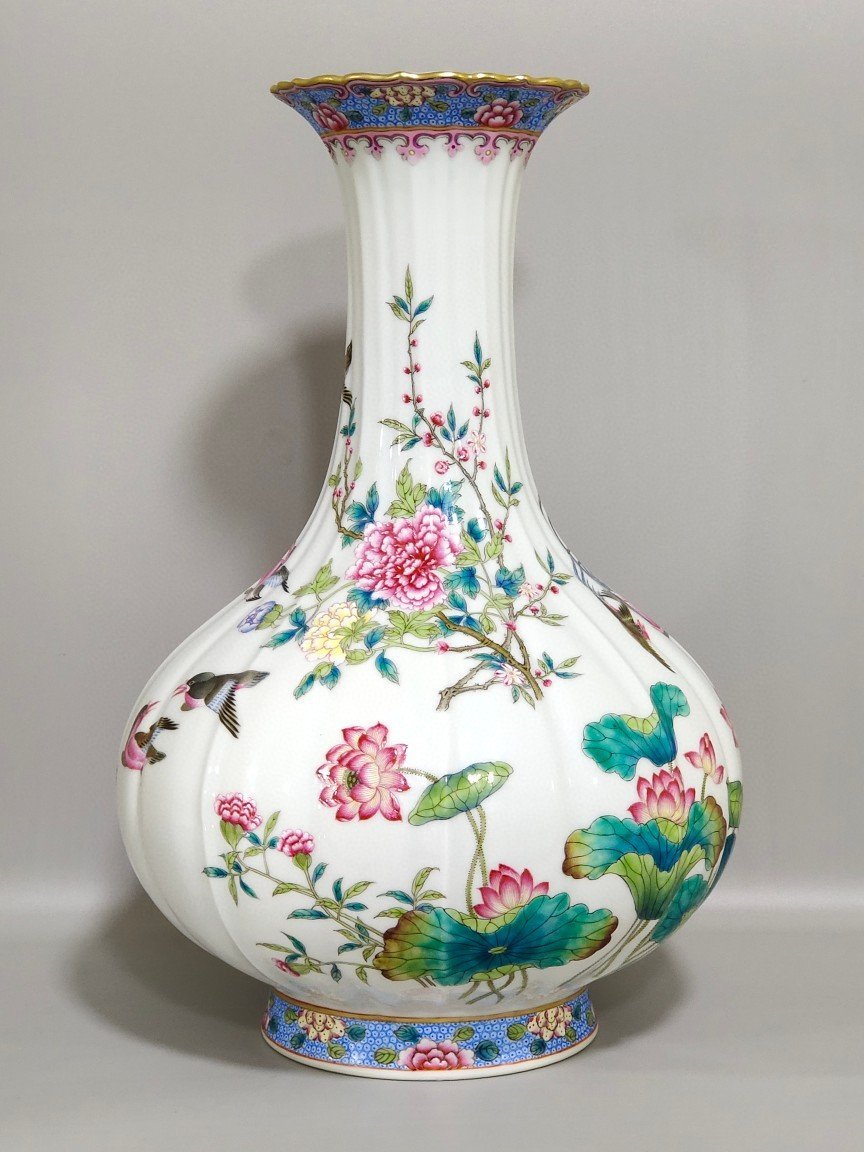 Qing Dynasty Qianlong flower and bird melon edge jade pot spring vase