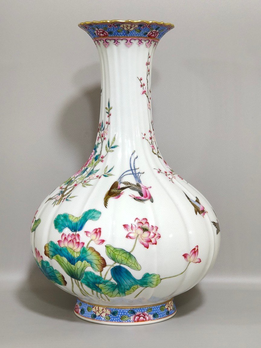 Qing Dynasty Qianlong flower and bird melon edge jade pot spring vase