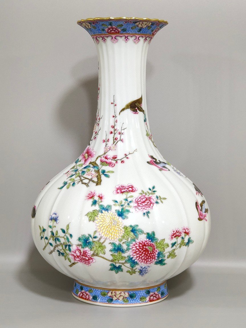 Qing Dynasty Qianlong flower and bird melon edge jade pot spring vase