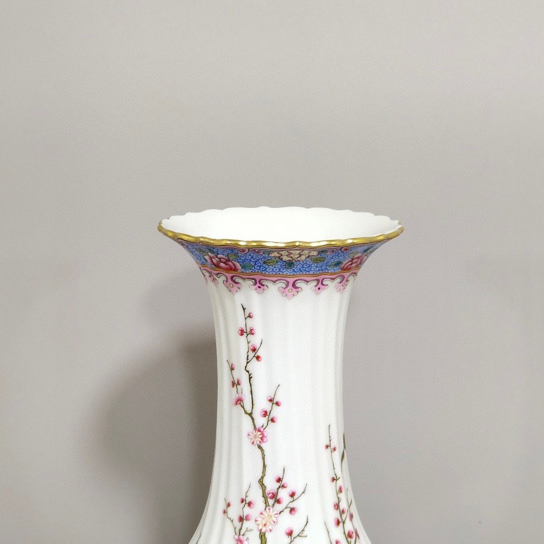 Qing Dynasty Qianlong flower and bird melon edge jade pot spring vase
