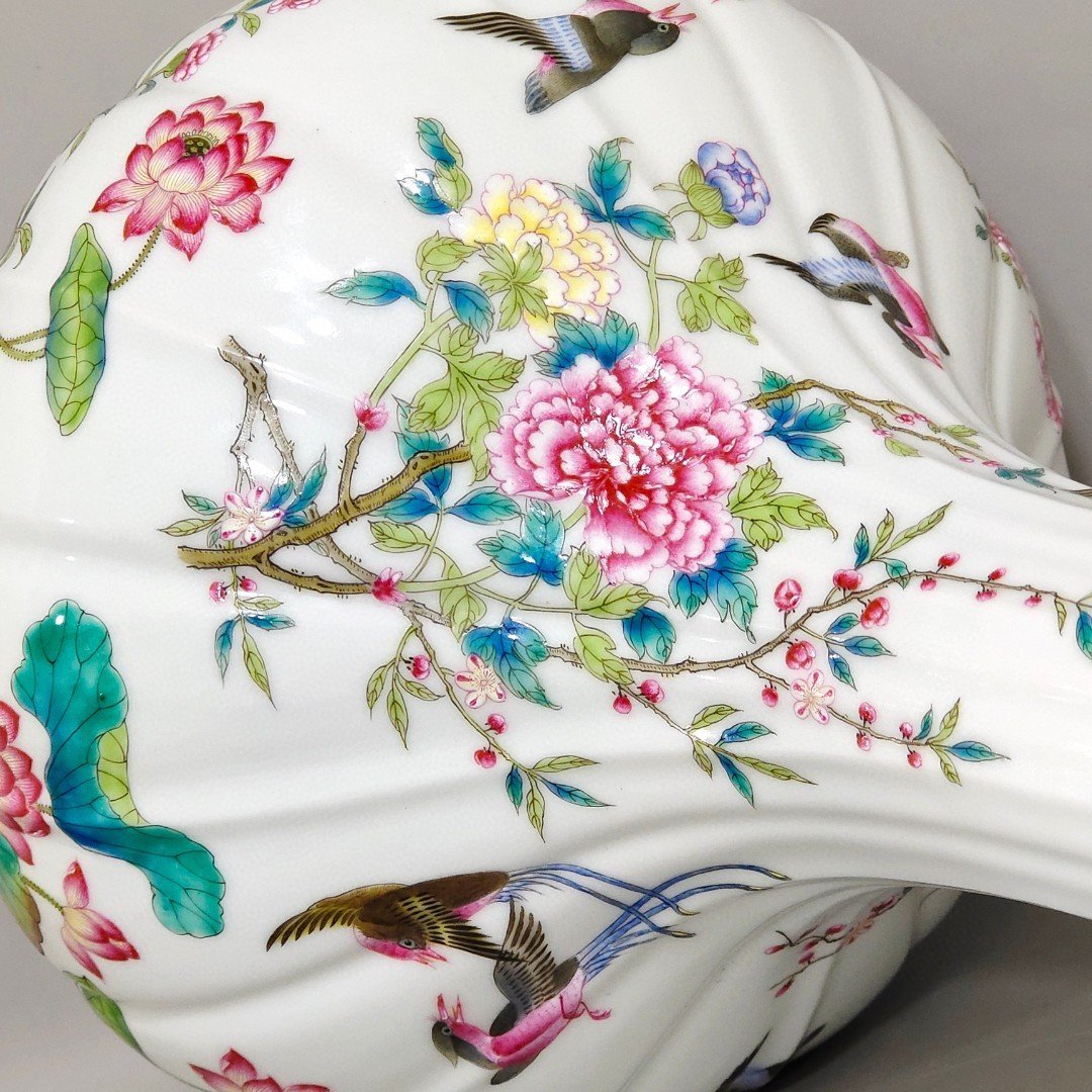 Qing Dynasty Qianlong flower and bird melon edge jade pot spring vase