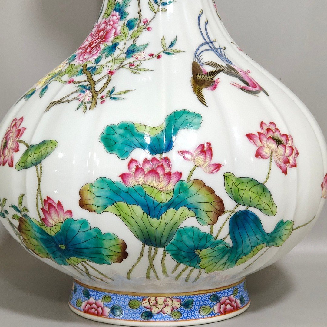 Qing Dynasty Qianlong flower and bird melon edge jade pot spring vase