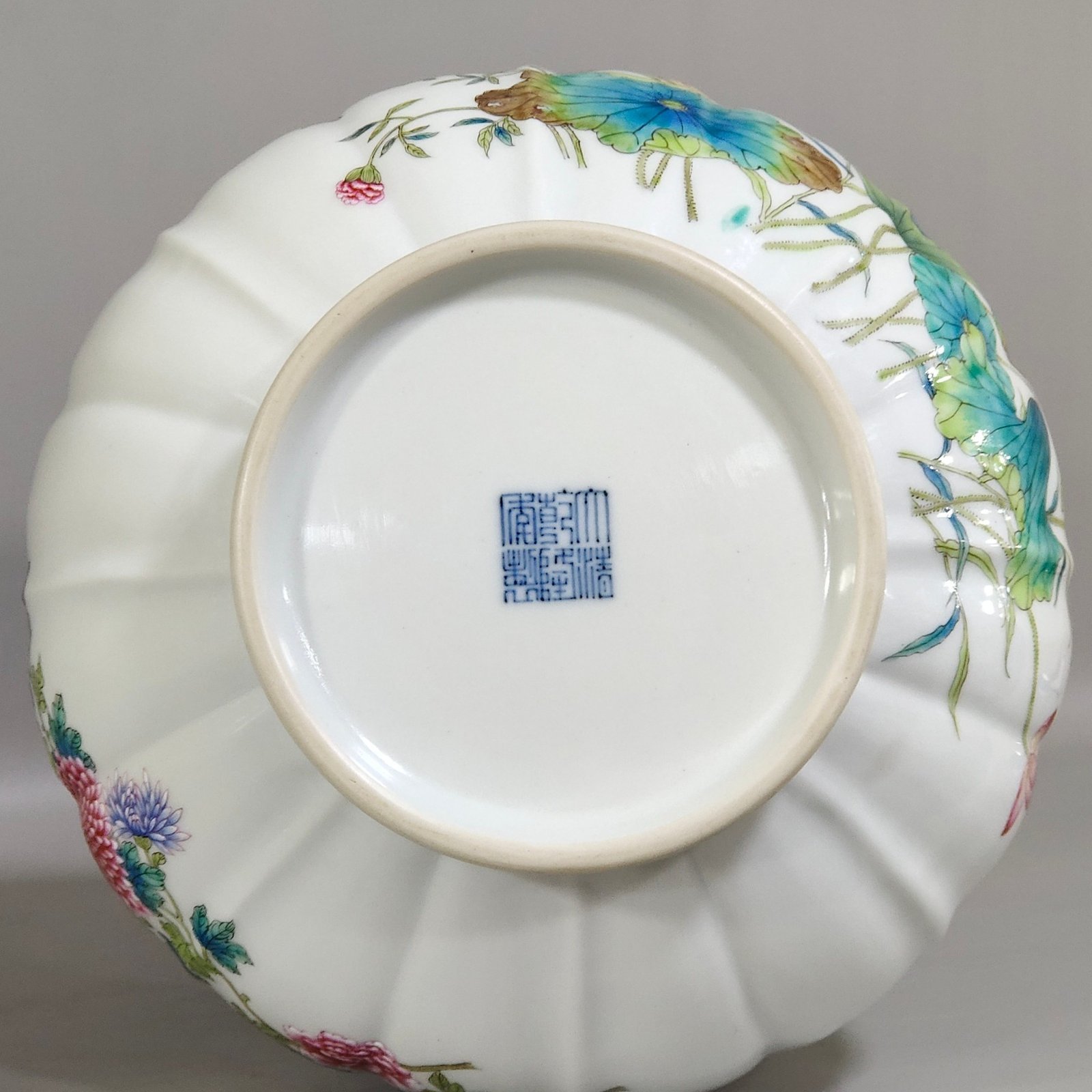 Qing Dynasty Qianlong flower and bird melon edge jade pot spring vase